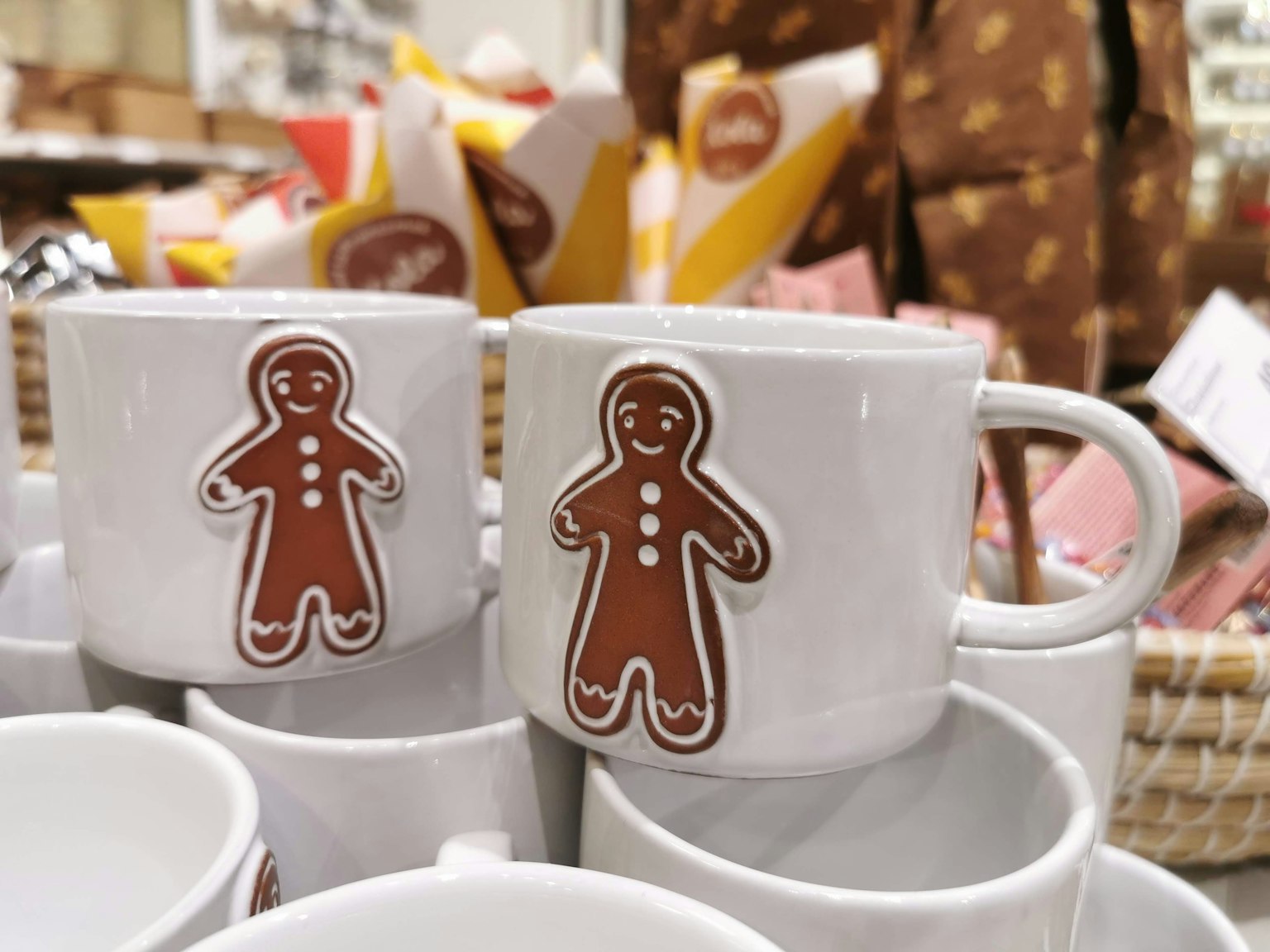 Nahaufnahme von weißen Tassen mit Lebkuchenmann-Designs