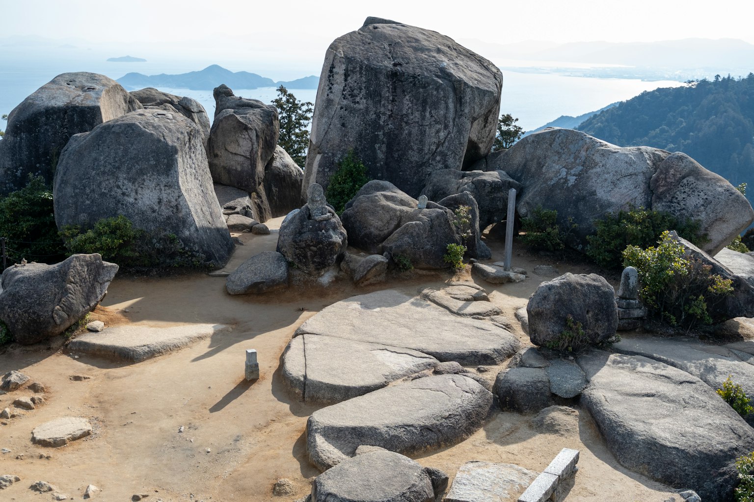 Landschaft mit großen Felsen und sandigem Boden