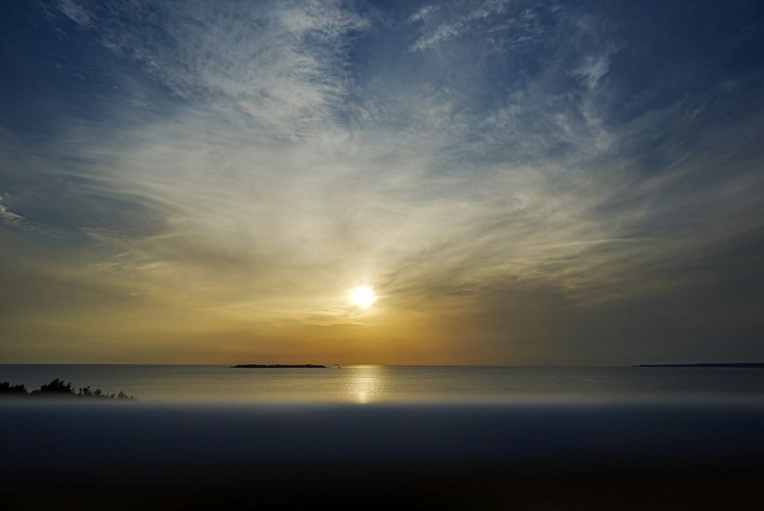 Bellissimo tramonto sull'oceano con cielo blu e nuvole