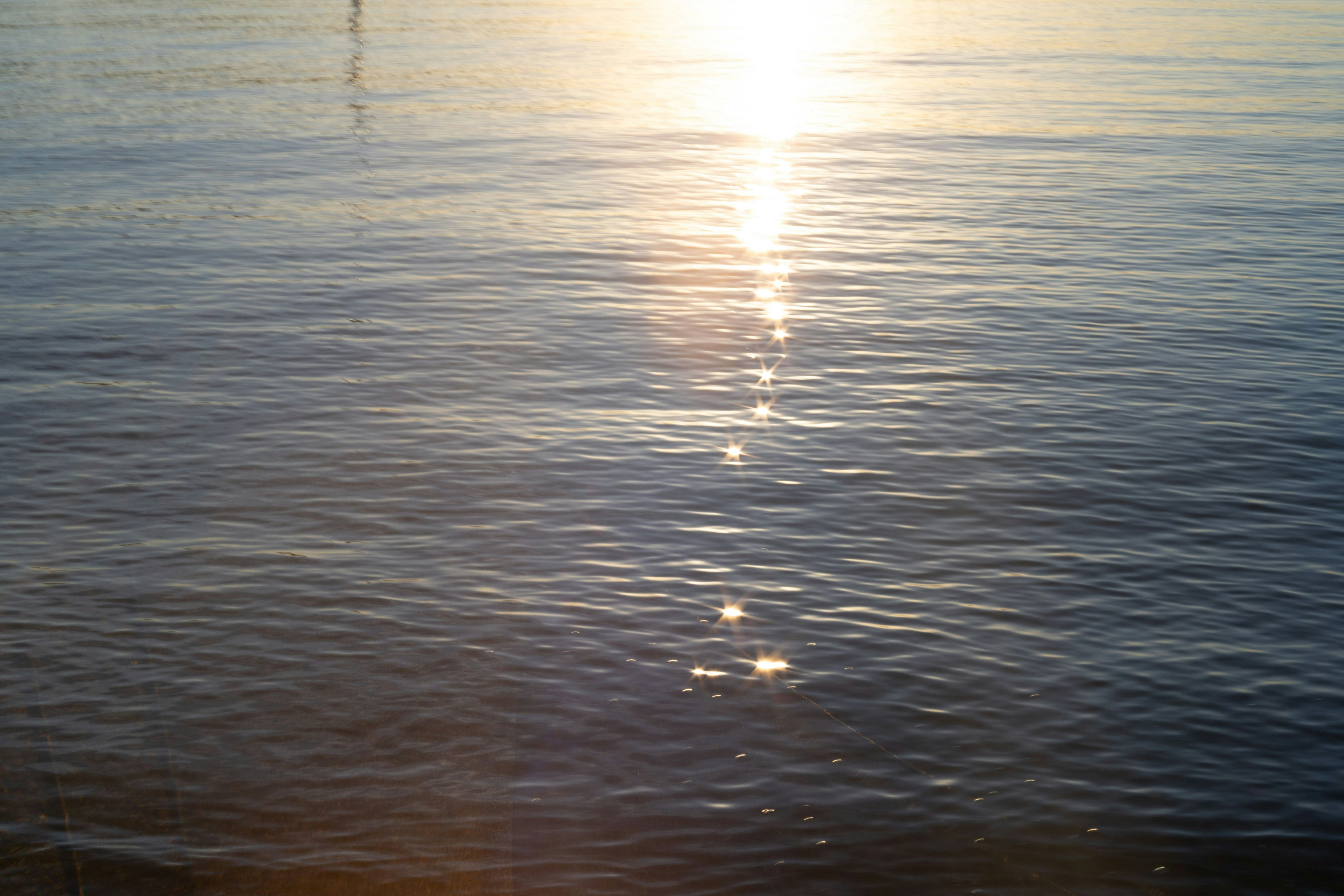 夕日に照らされた水面のきらめき