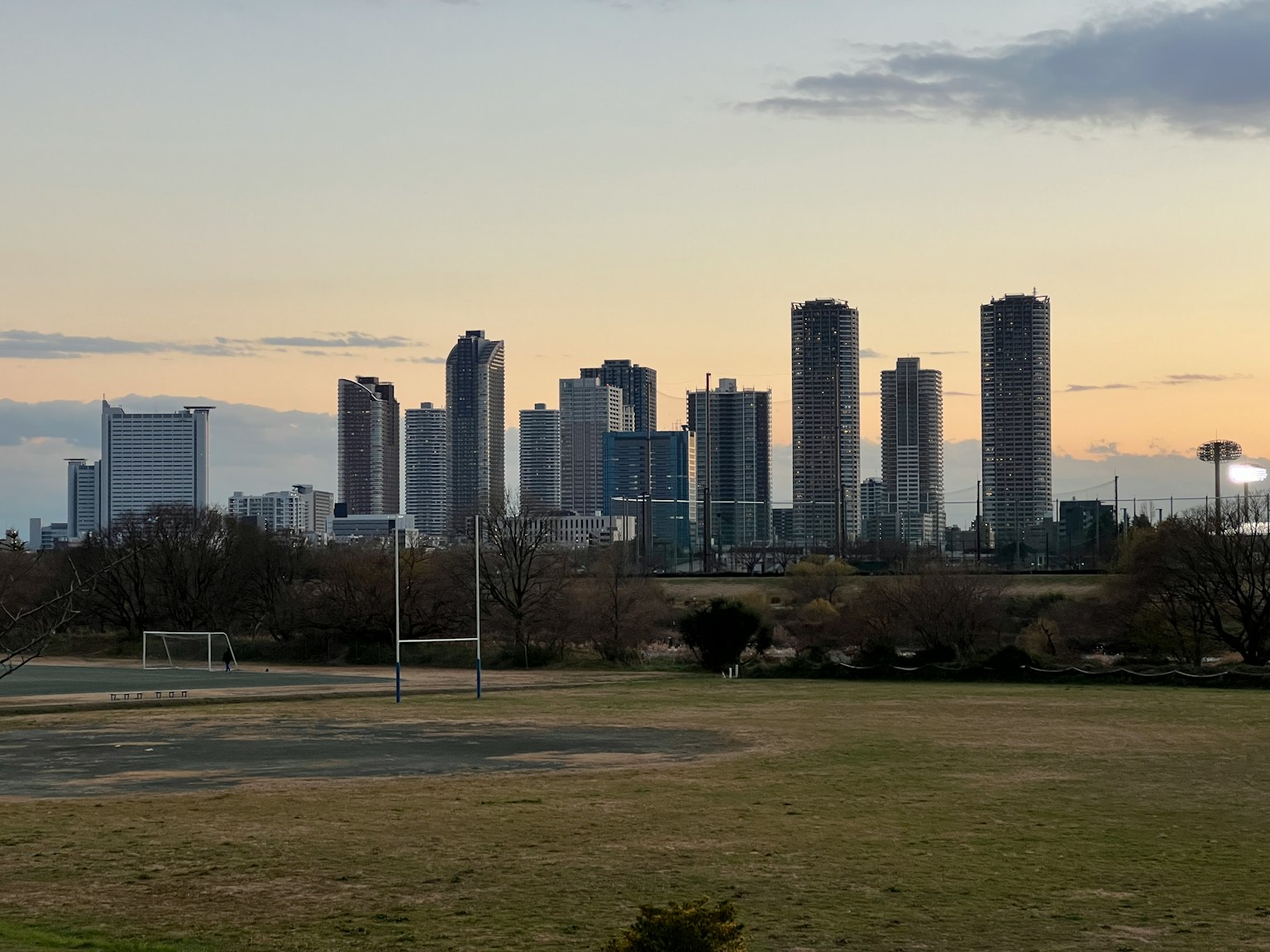Horizonte de la ciudad con rascacielos contra un cielo al atardecer