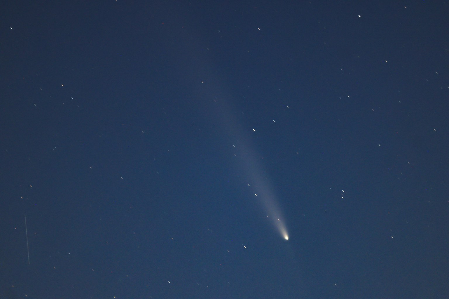 Cometa che brilla nel cielo notturno con stelle
