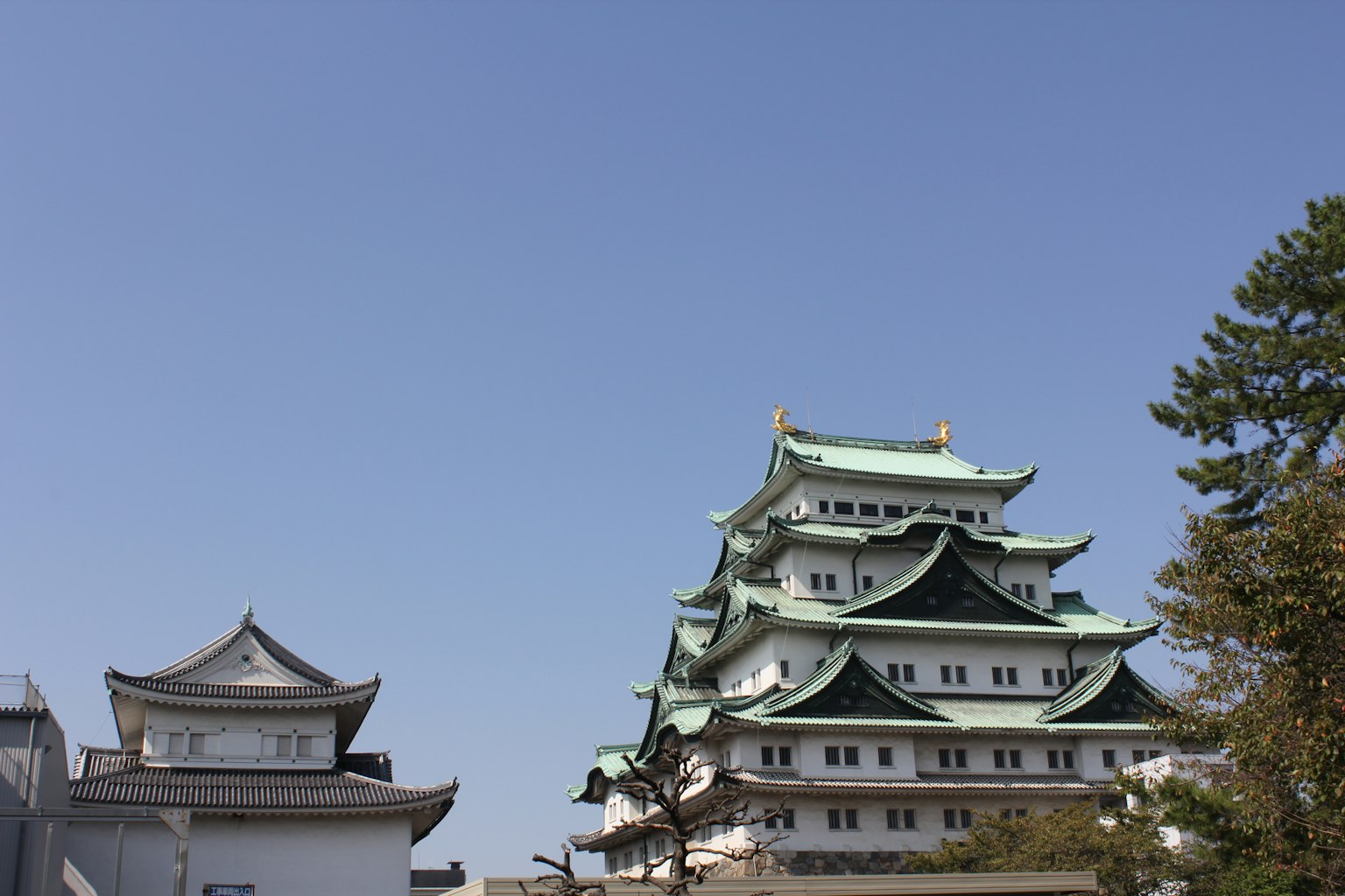 Die schöne Fassade des Nagoya-Schlosses vor einem blauen Himmel