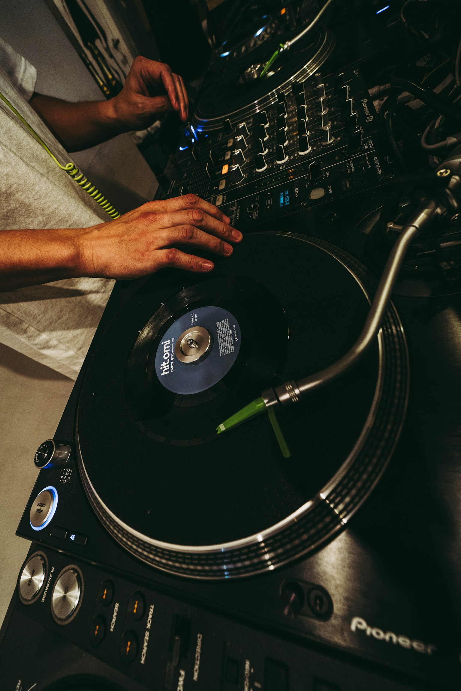 DJ menggunakan turntable dengan rekaman vinil
