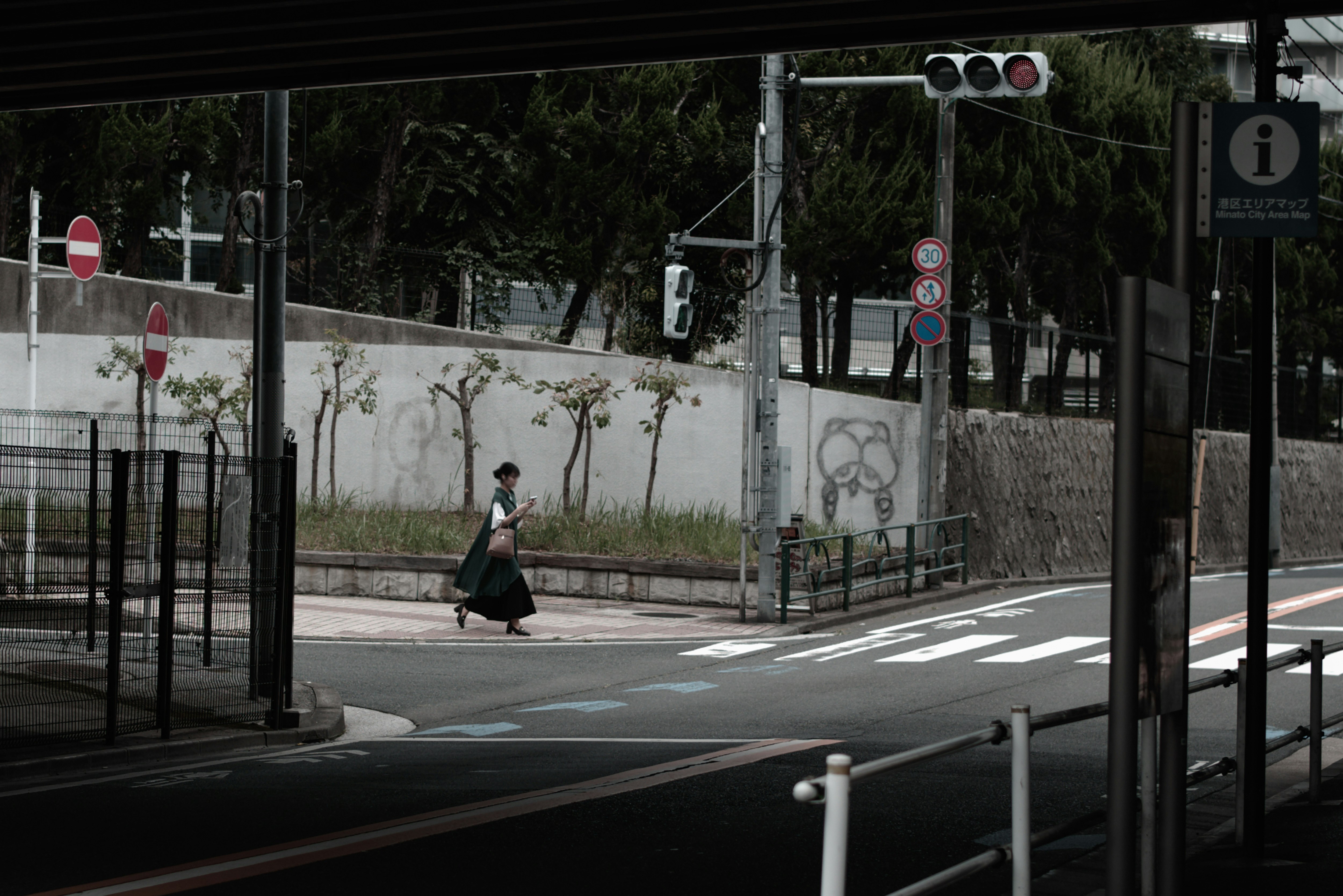 六本木トンネル前の落書きのある壁と横断歩道