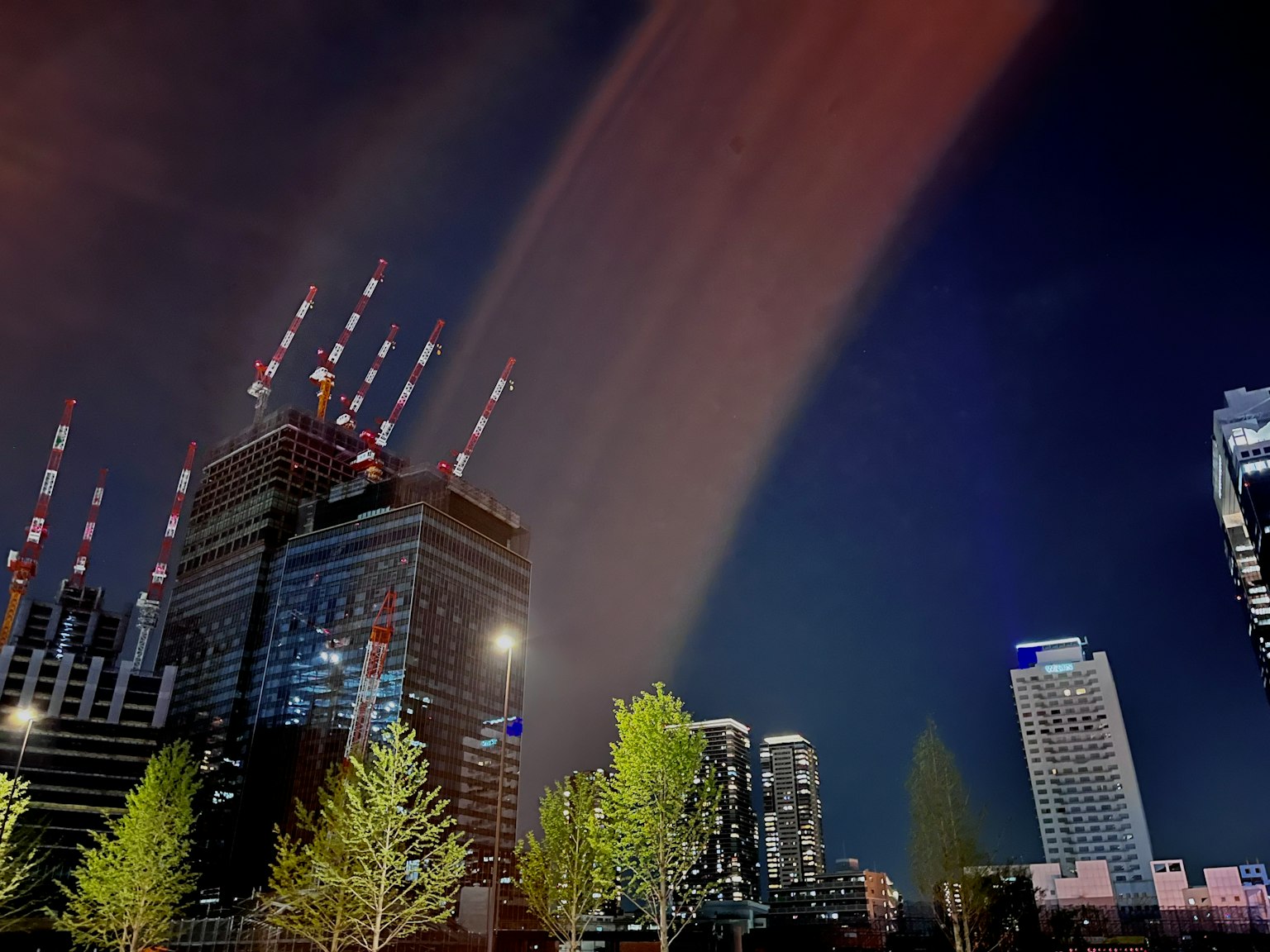 Paysage urbain nocturne avec des gratte-ciel et des arbres verts