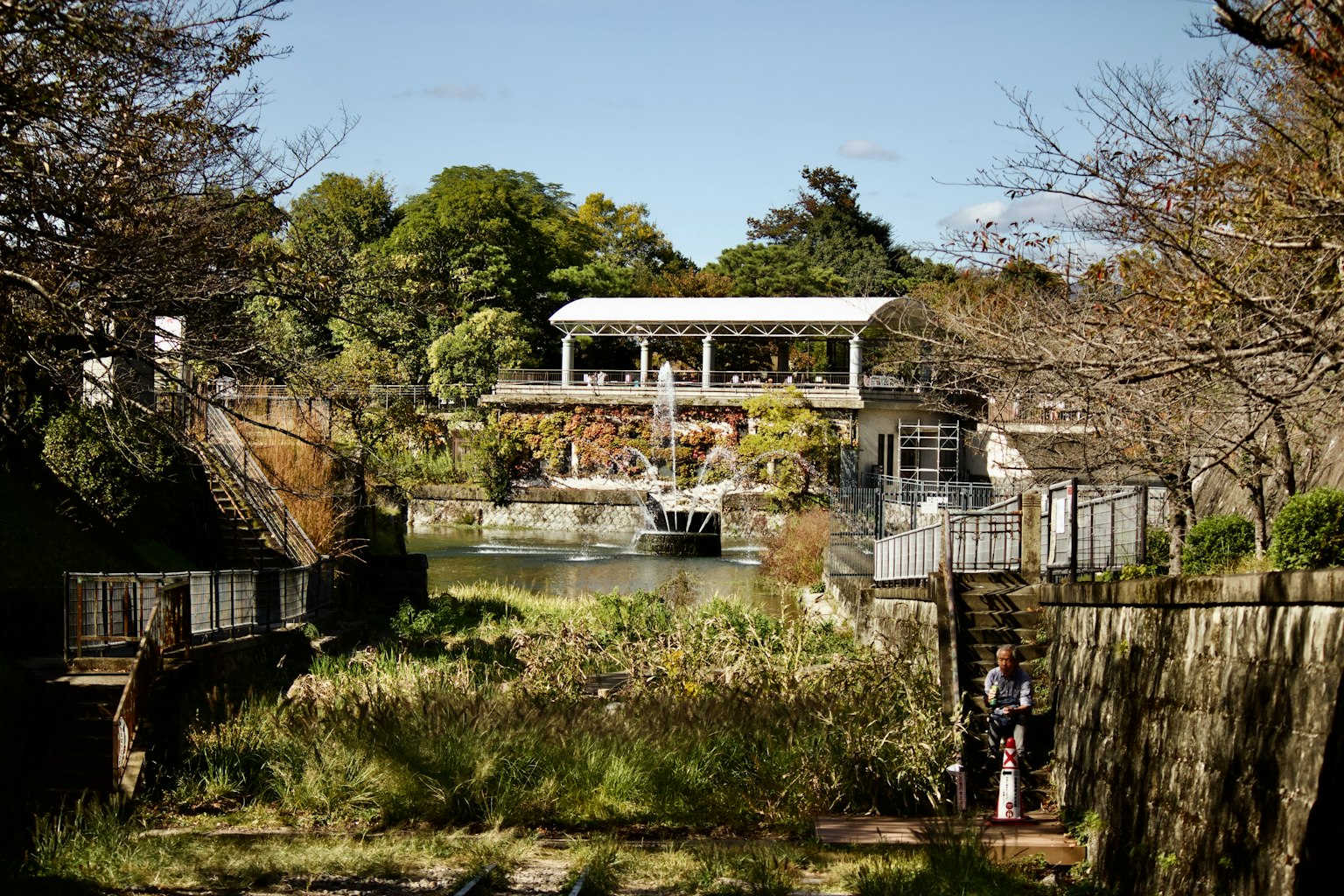 Bâtiment moderne près d'un étang tranquille entouré de nature