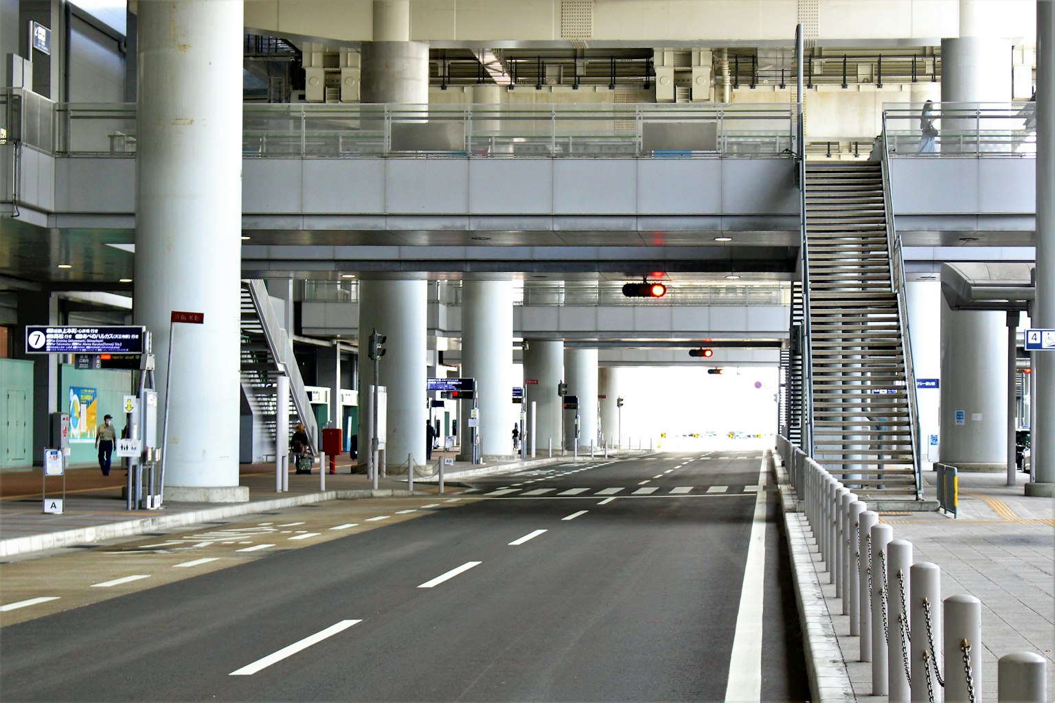 城市風景，包含空蕩蕩的道路和現代建築的高架人行道