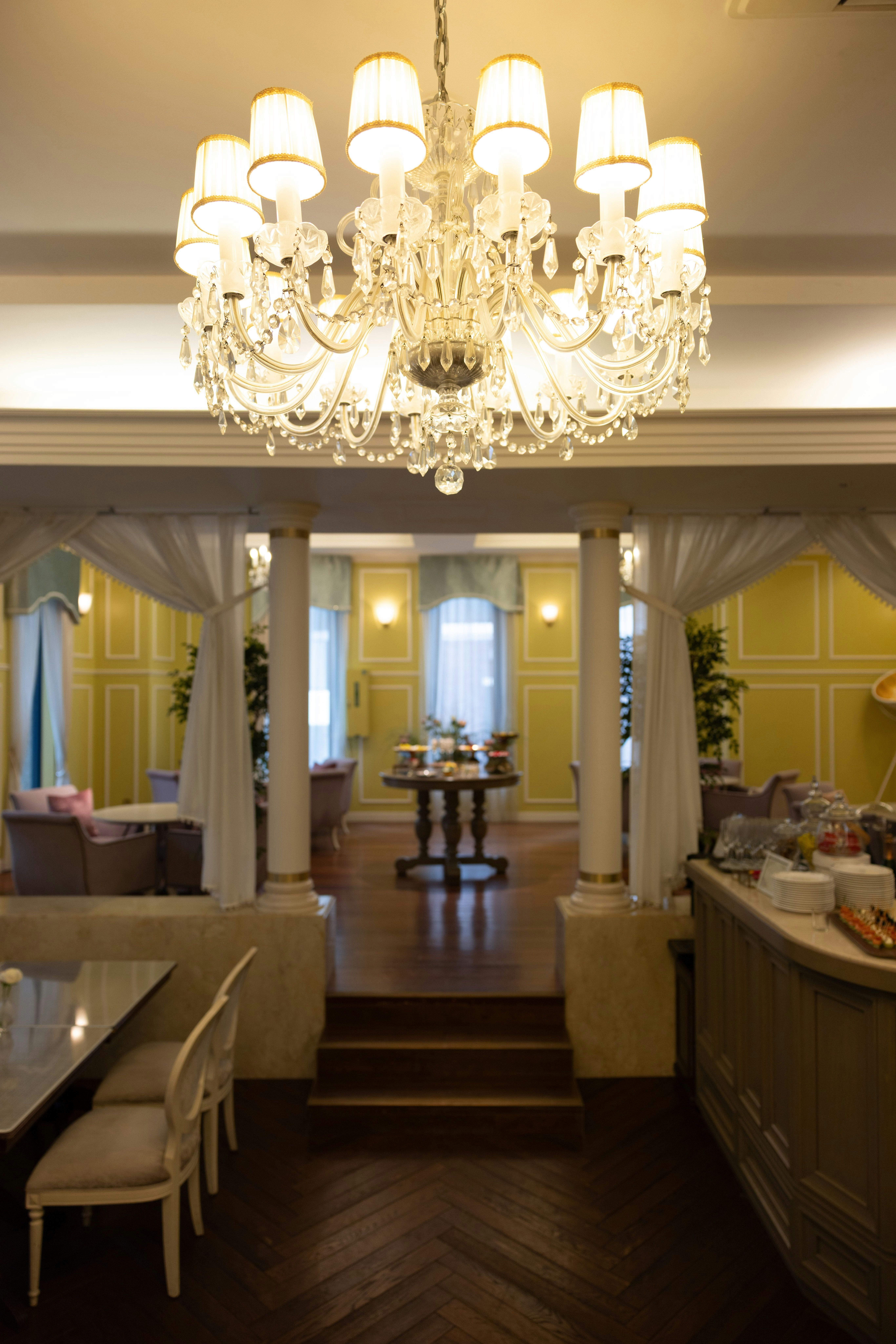 sala da pranzo elegante con un lampadario