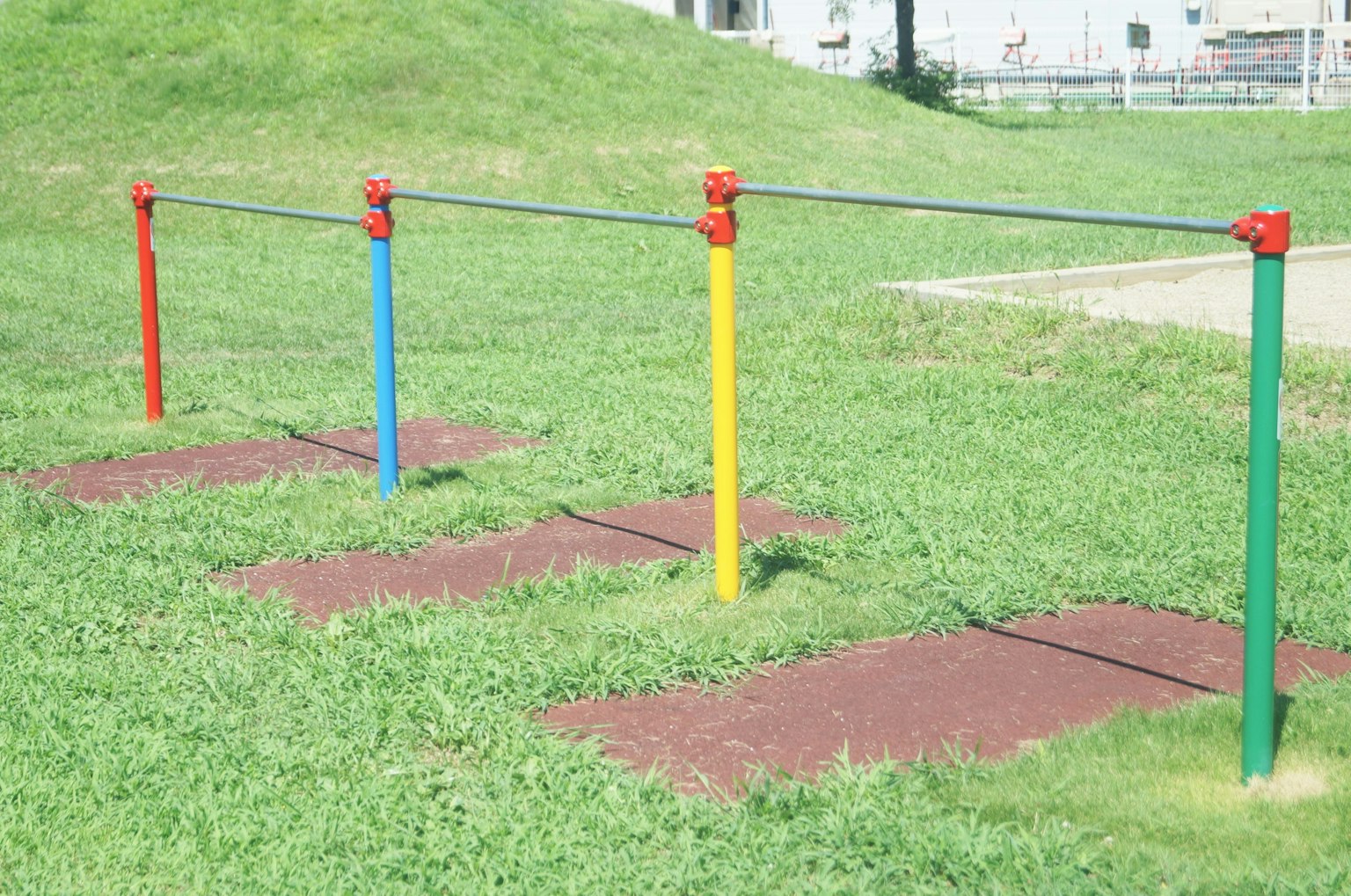 Barres horizontales colorées sur l'herbe dans un parc