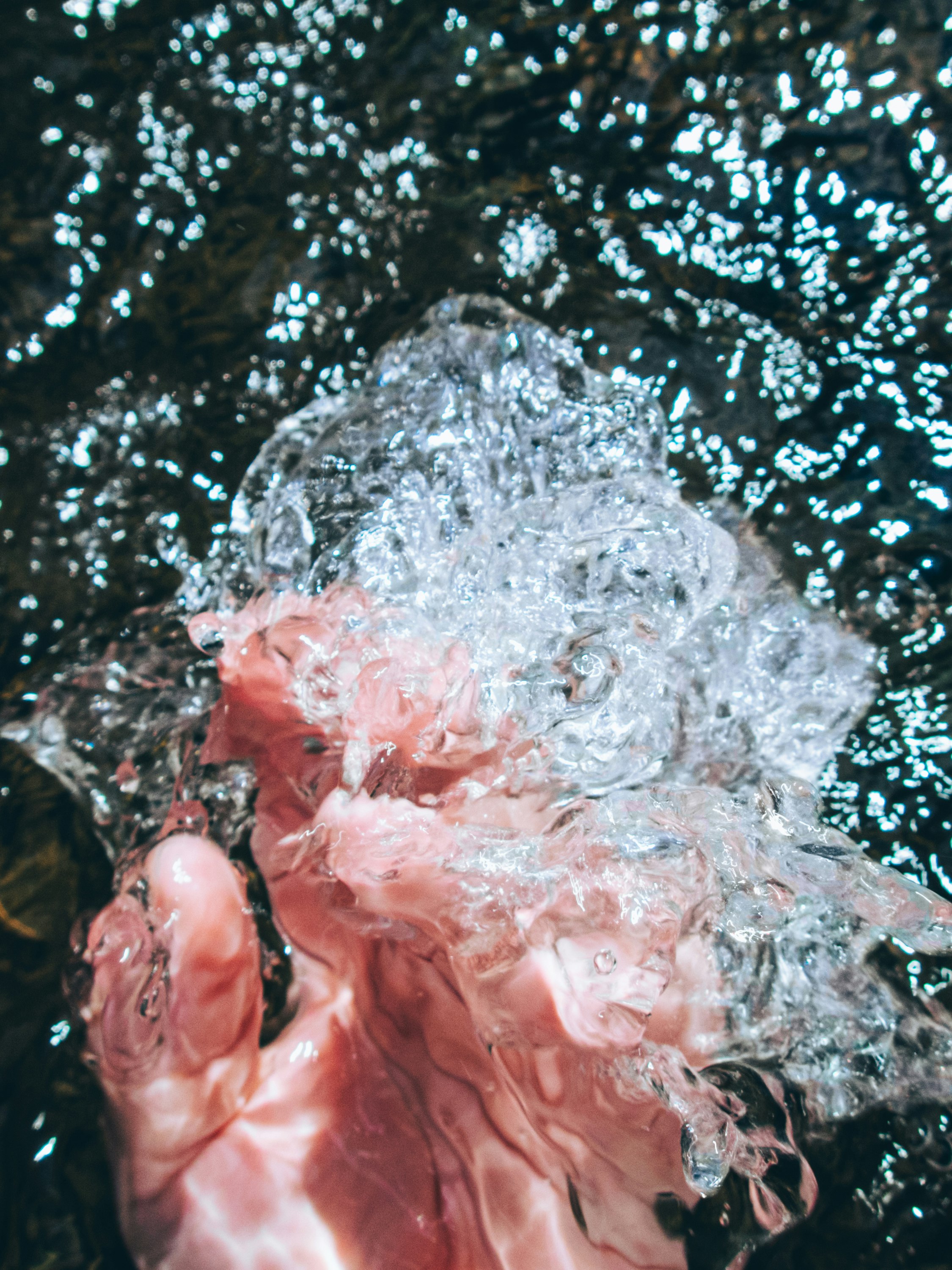 水しぶきを浴びる人の頭上からのシャワーのような瞬間