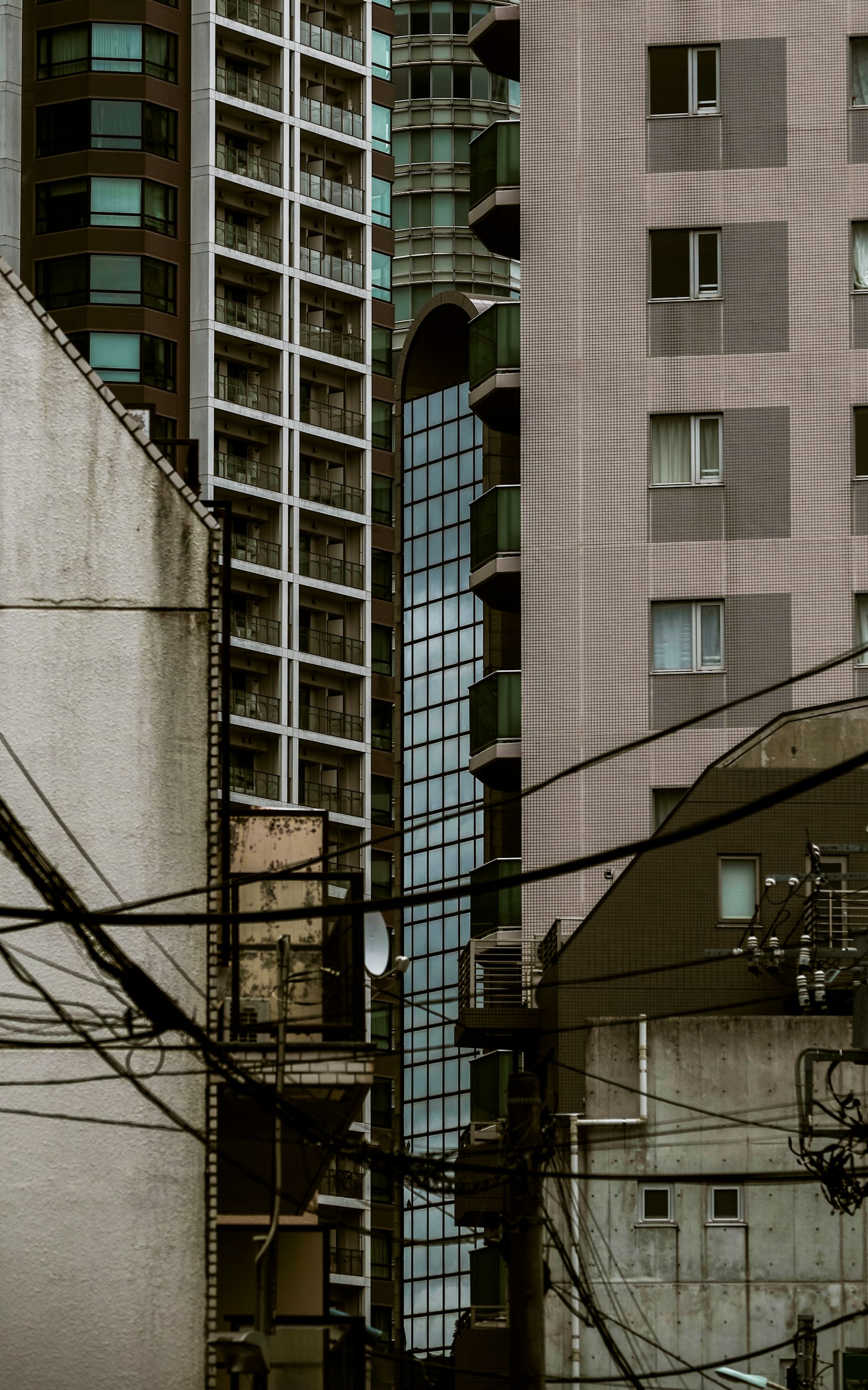 城市景觀,高層建築與交錯電線
