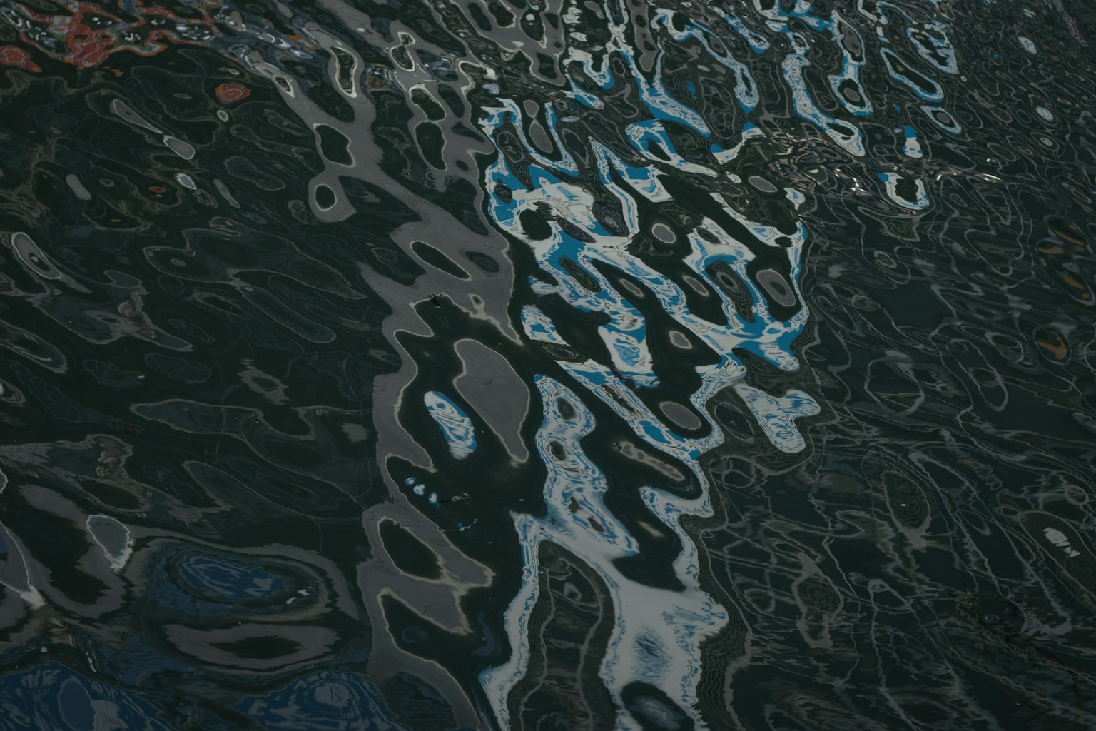 Image d'eau sombre avec des reflets et des ondulations