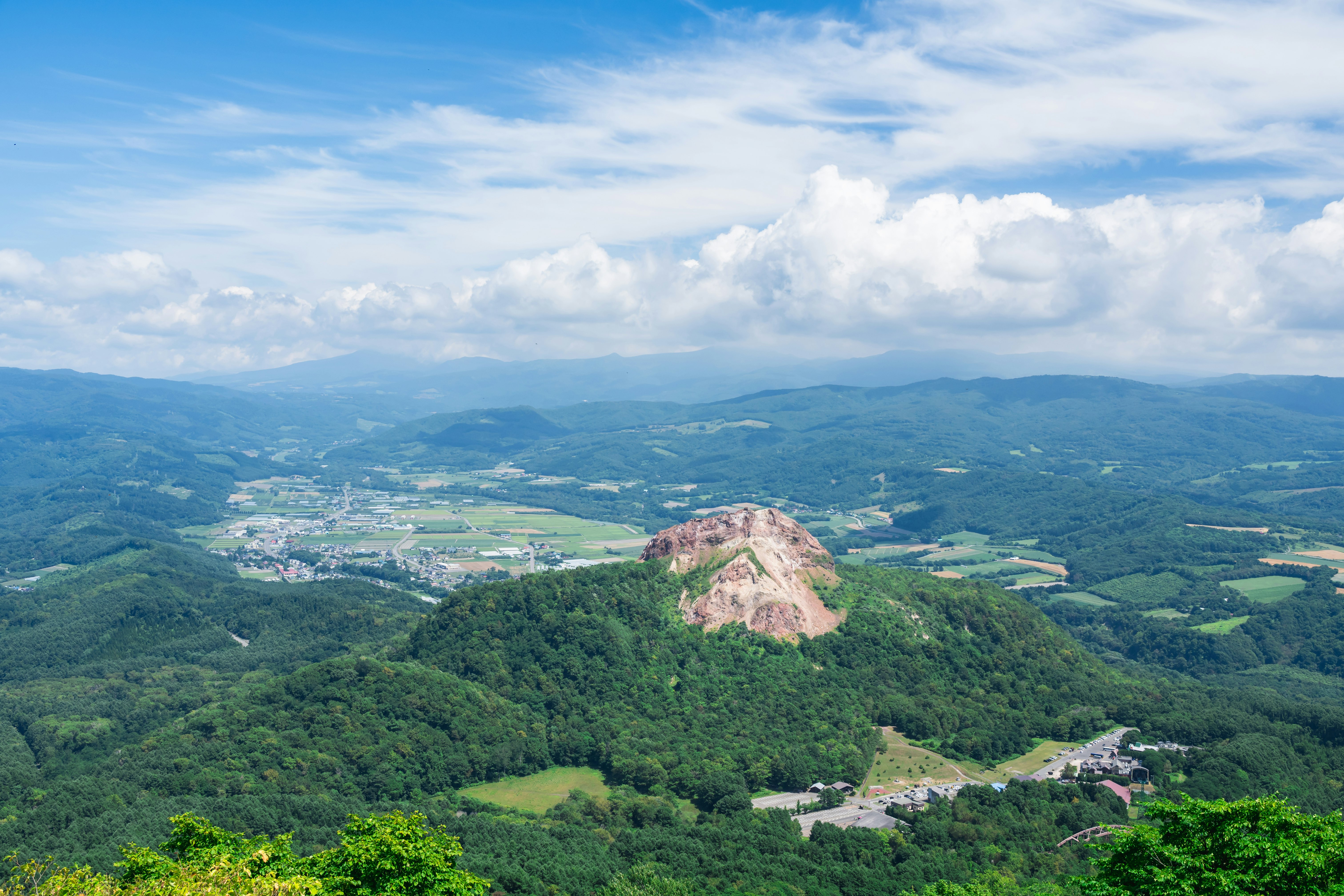北海道・昭和新山を望む緑の山並みと夏の空の景色