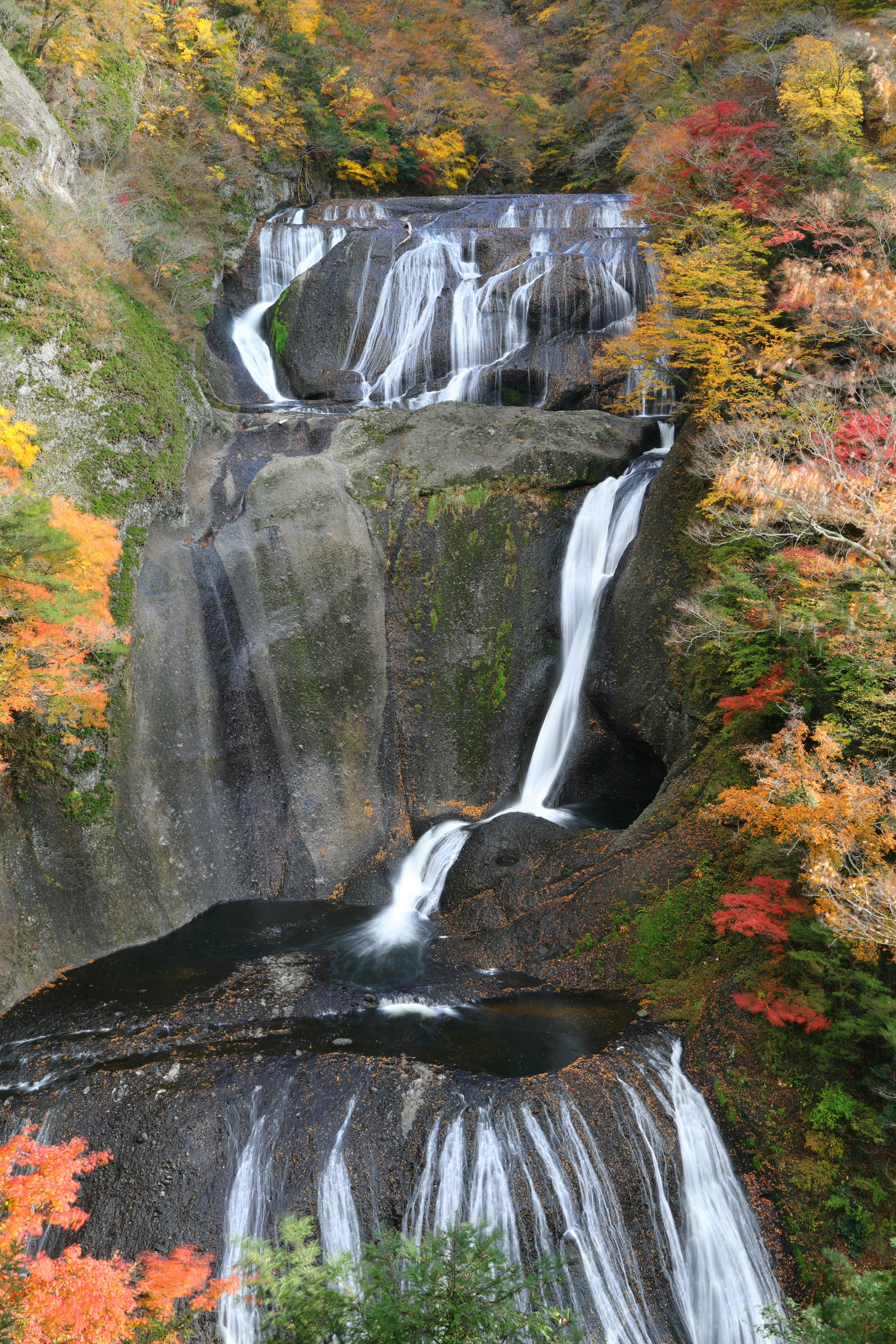 Vue pittoresque de cascades entourées de feuillage d'automne coloré