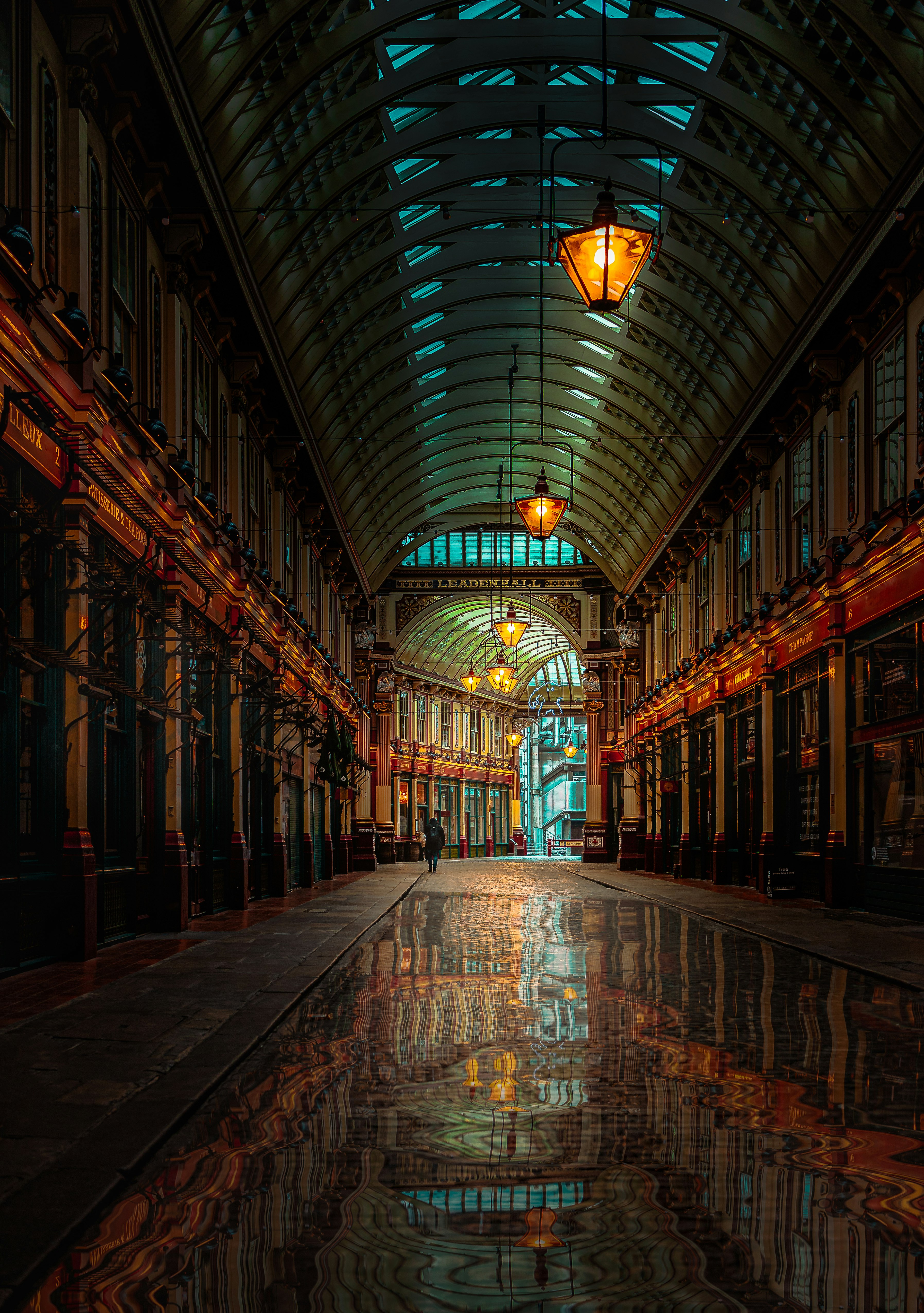 Galerie du Leadenhall Market aux voûtes et reflets sur le sol