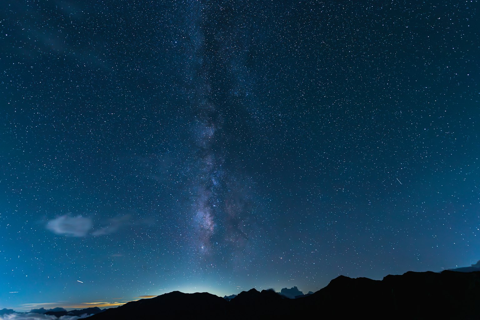 Vue magnifique du ciel étoilé et de la Voie lactée avec des silhouettes de montagnes