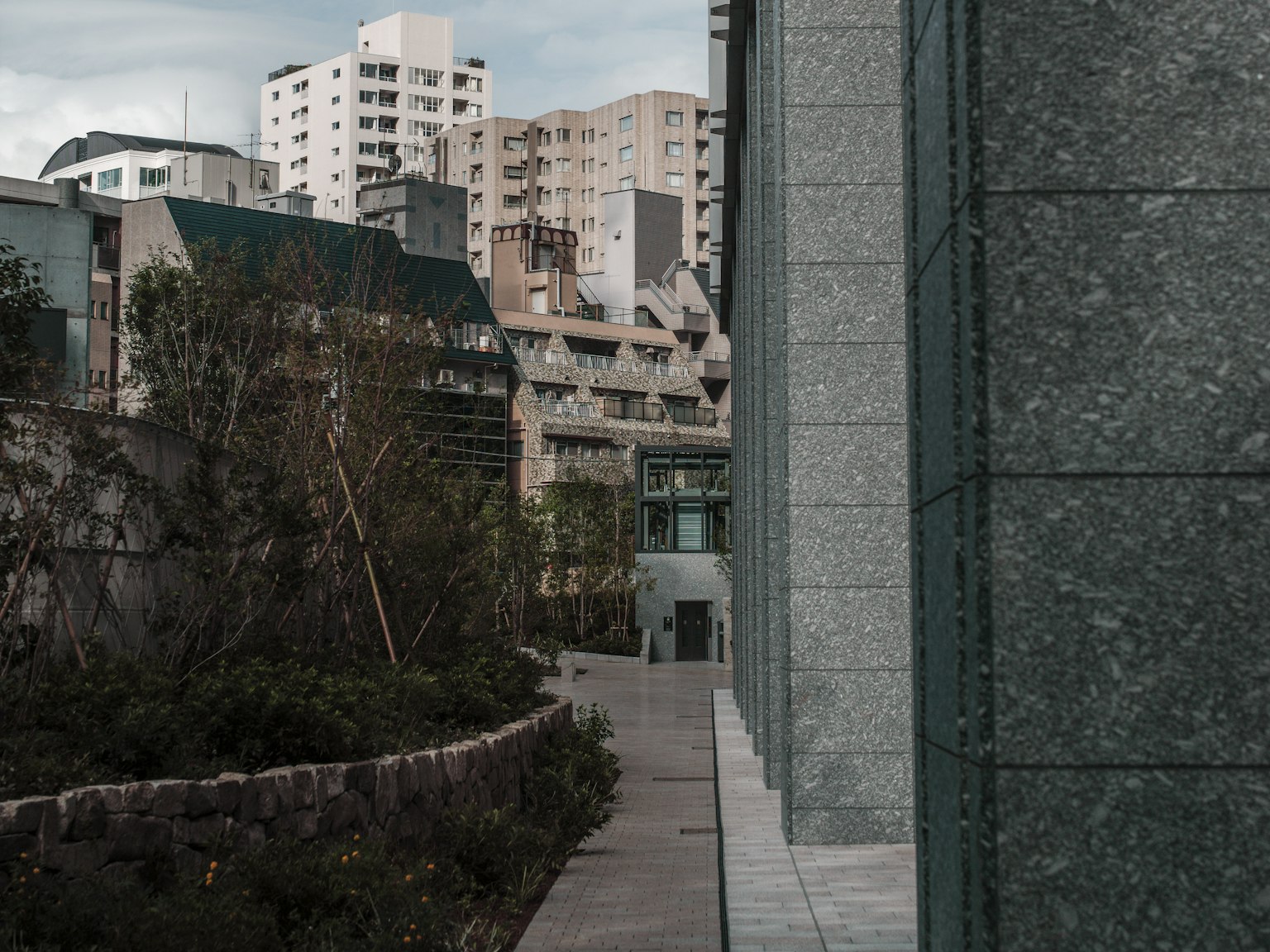 ทิวทัศน์เมืองที่มีอาคารทันสมัยและพืชพรรณเขียวชอุ่ม