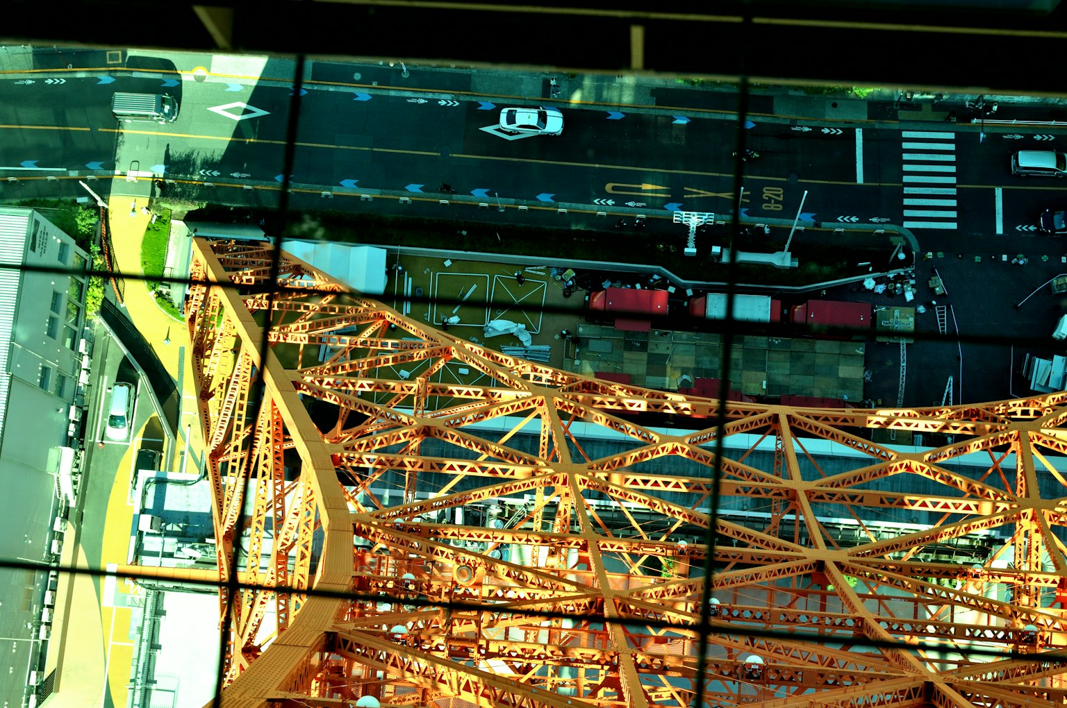 Luftaufnahme der orangefarbenen Struktur des Tokyo Tower durch Glas sichtbar