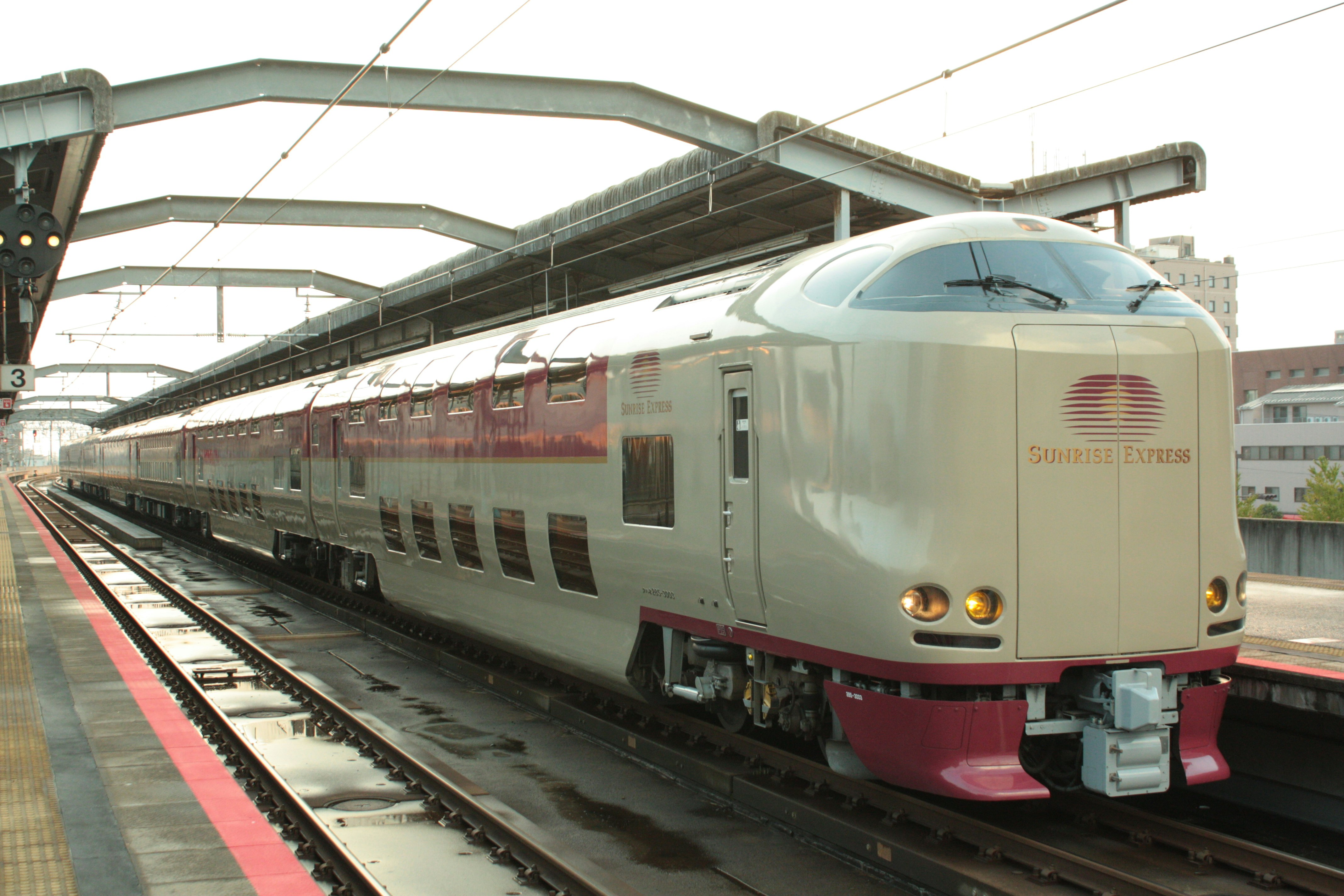 高架駅のホームに停車する新幹線の車両