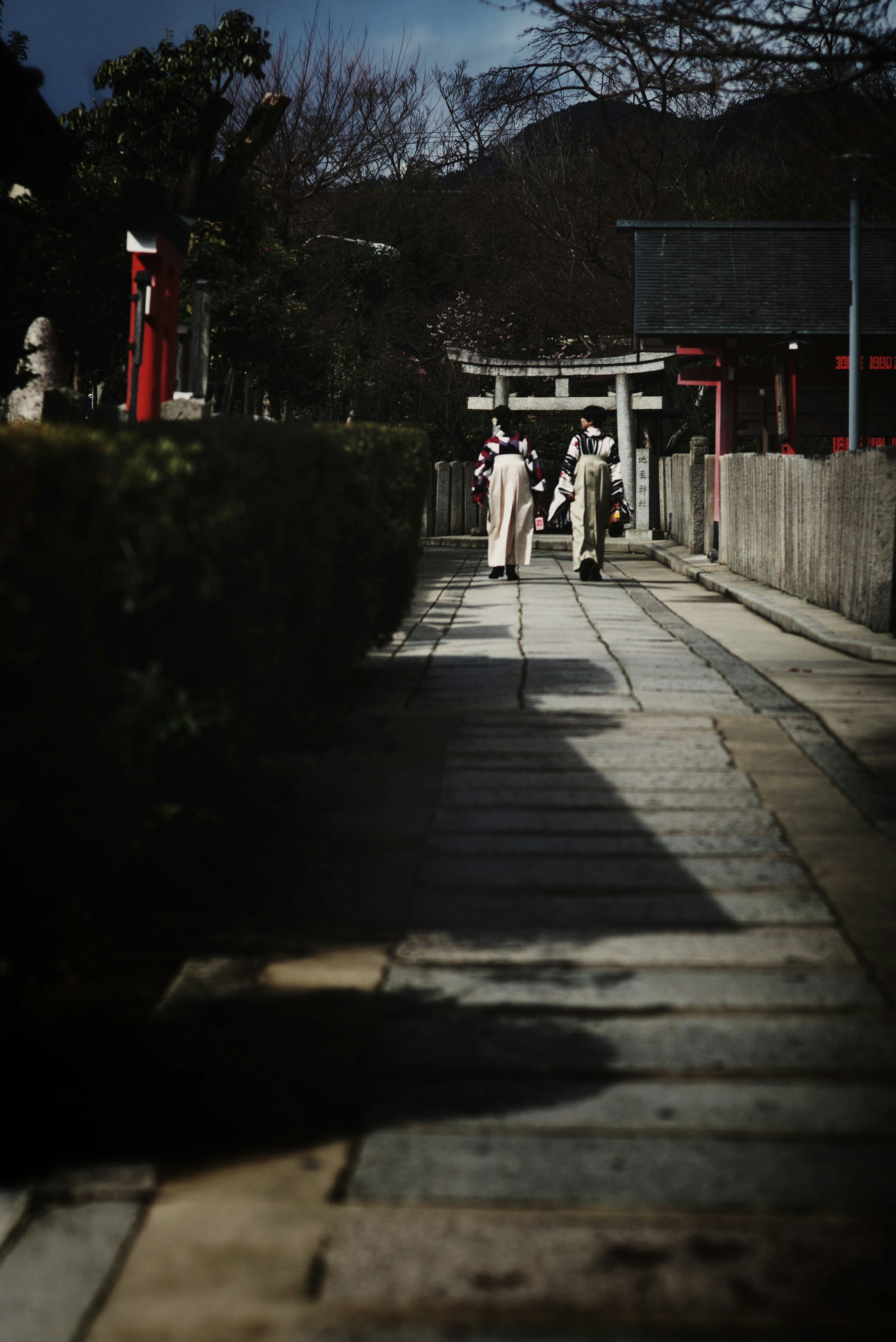 車折神社の参道を歩く人々のある石畳の小道