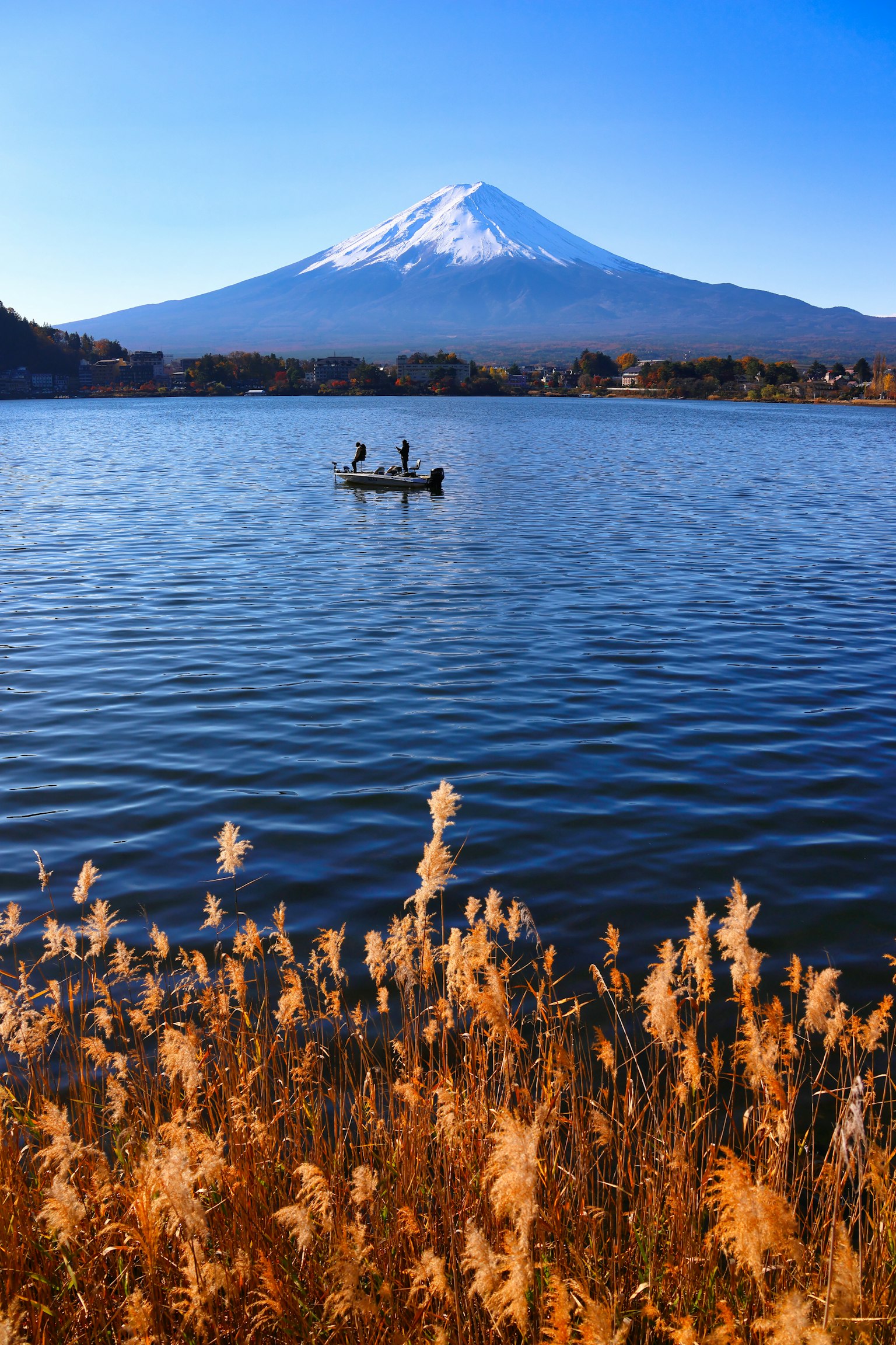 Vue pittoresque du mont Fuji avec un bateau sur le lac