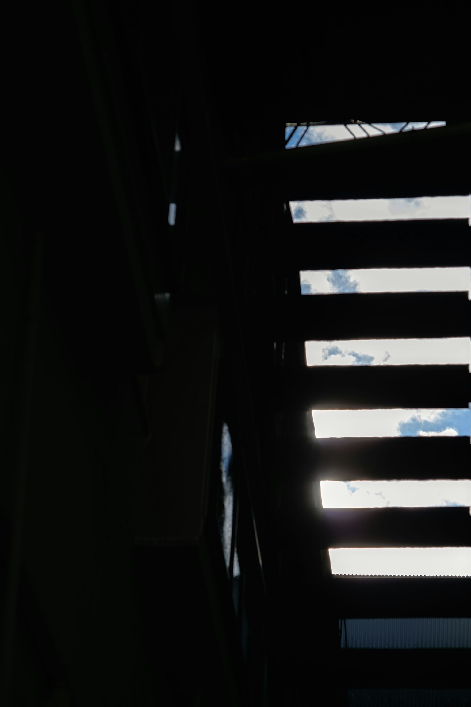 Silhouette tangga dengan langit dan awan yang terlihat