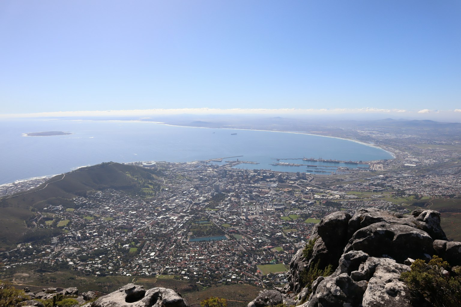 Panoramablick auf die Küste und die Stadt Kapstadt