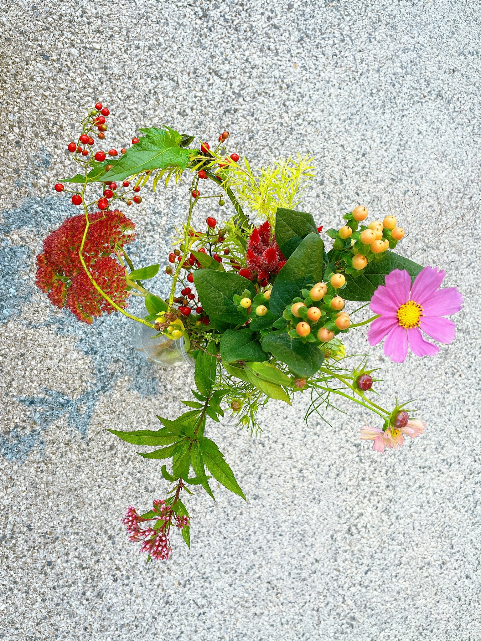 Draufsicht auf einen bunten Strauß mit verschiedenen Blumen und Blättern