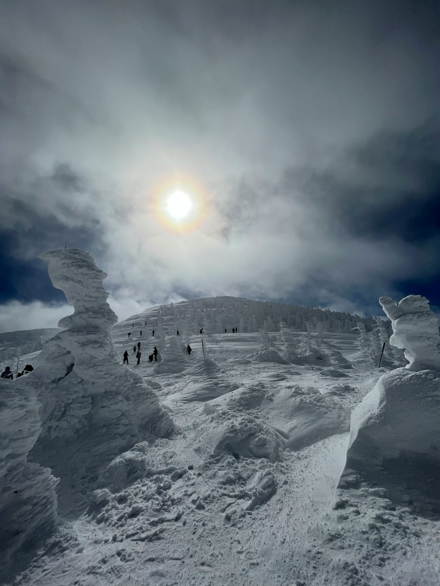 Cảnh tuyết với mọi người nhìn thấy dưới ánh sáng mặt trời và mây