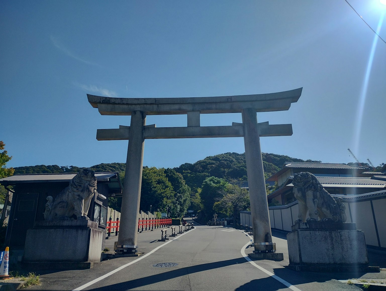 鸟居和守护狮子的神社入口