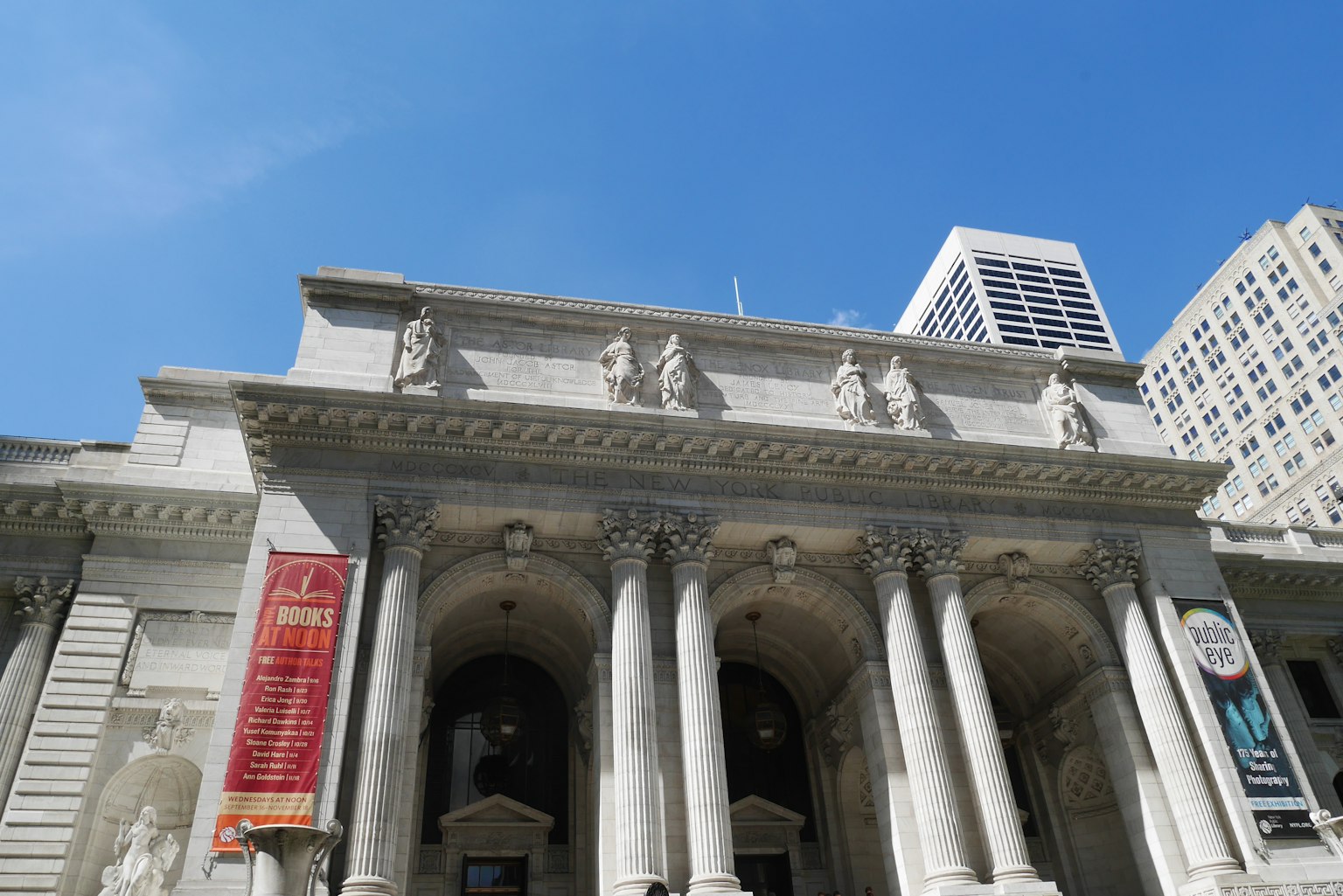 Façade d'un bâtiment historique avec de grandes colonnes et des sculptures à San Francisco