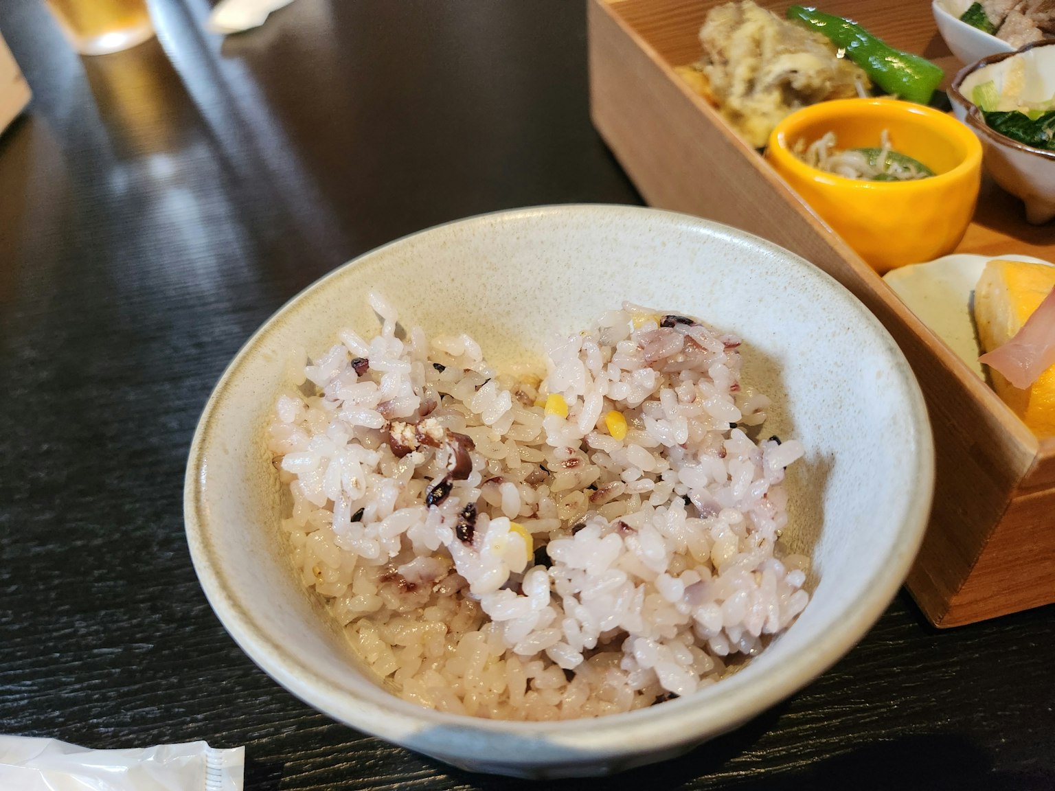 Ciotola di riso misto con riso bianco e nero