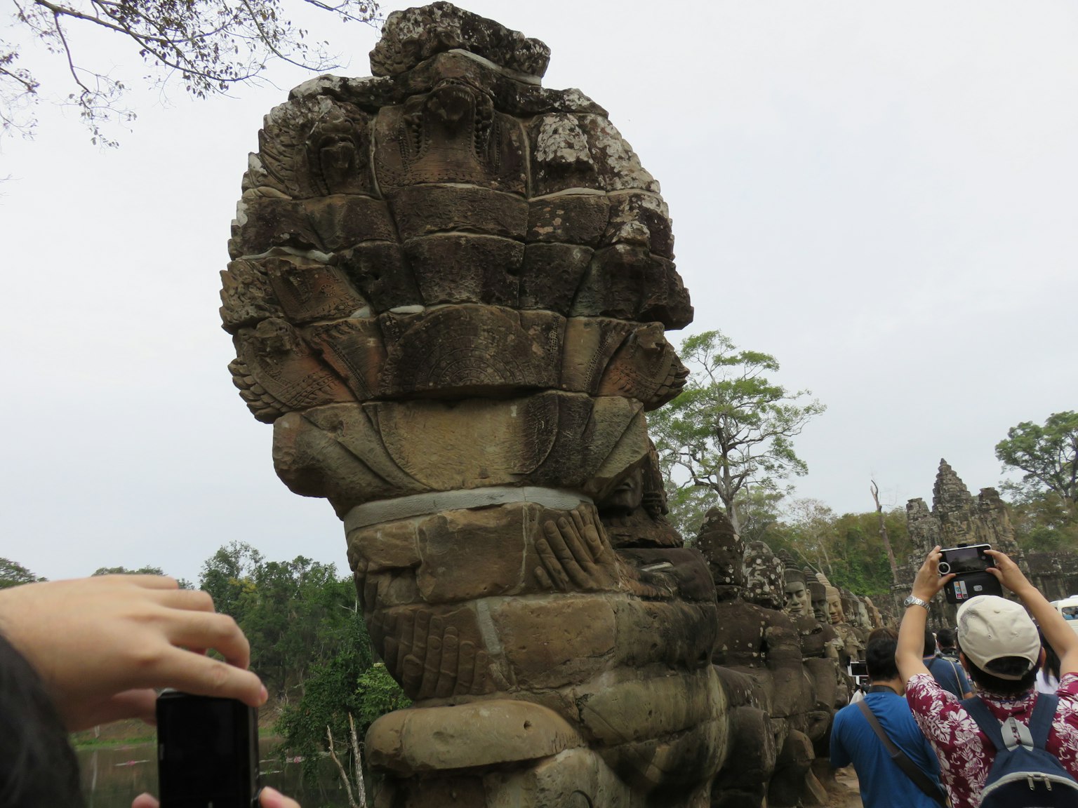 古代石像與背景中的遊客