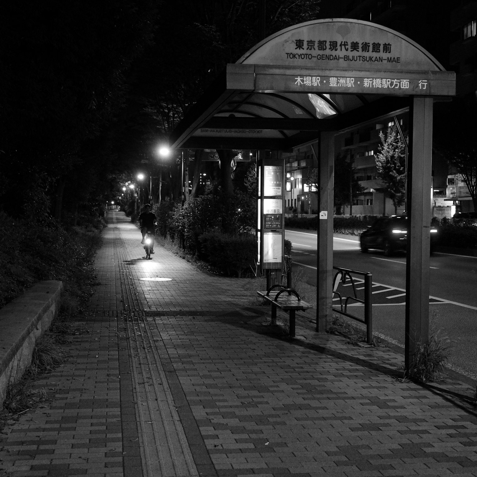 夜間公車站和安靜人行道的場景