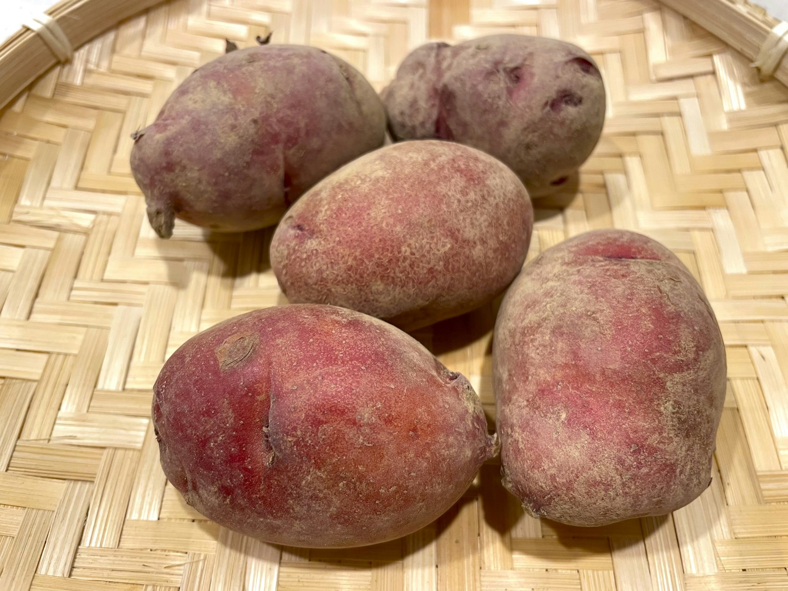 오른쪽에 배치된 다섯 개의 빨간 껍질 감자