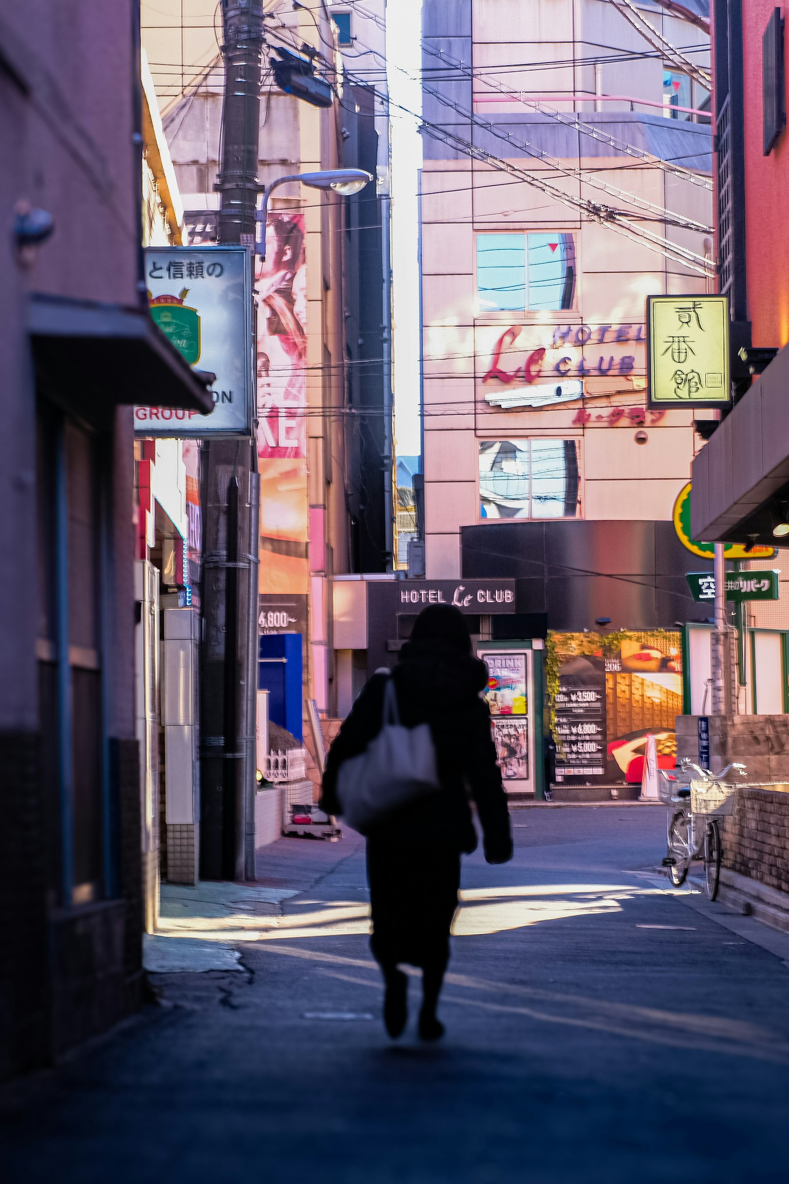 道を歩く人影とカラフルな建物の背景