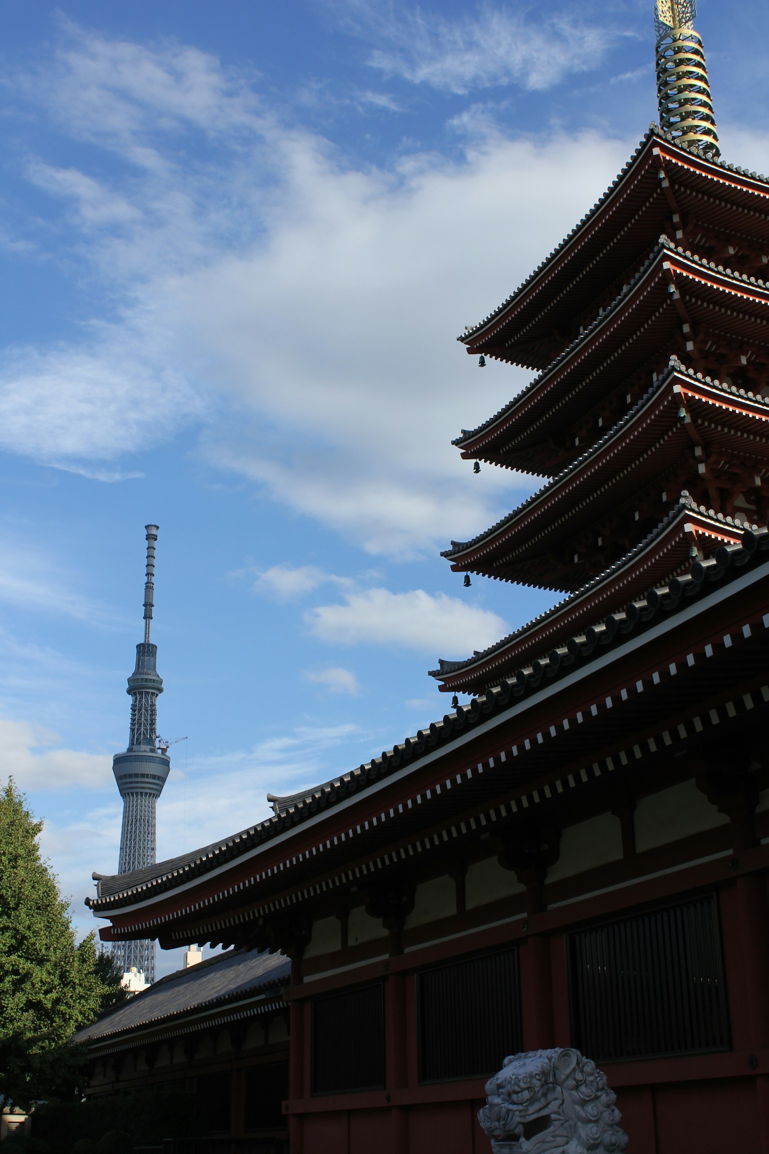 Sự tương phản giữa Tokyo Skytree và tháp năm tầng truyền thống