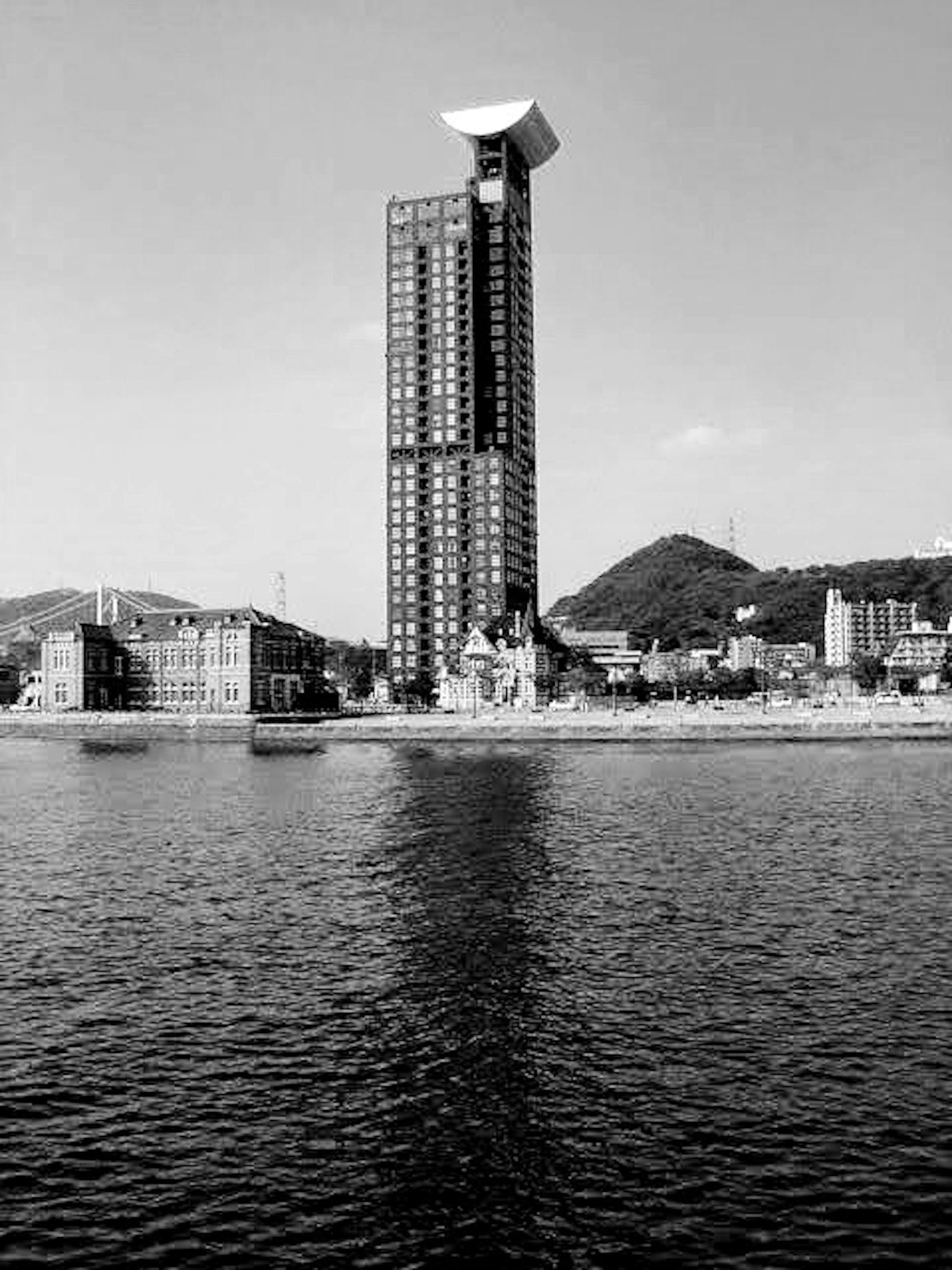 Paysage en noir et blanc avec un grand bâtiment au bord de la mer