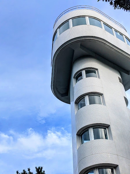 蓝天背景下的圆形现代建筑外立面