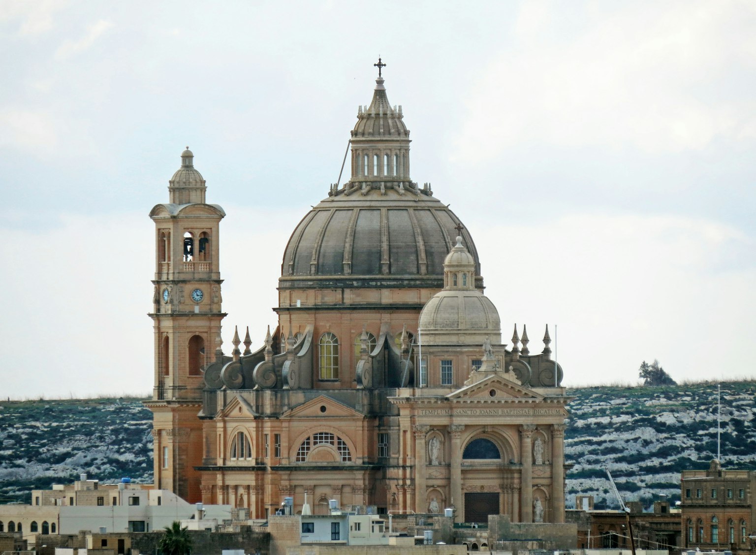 Imagen de una magnífica cúpula y torre de iglesia en La Valeta Malta