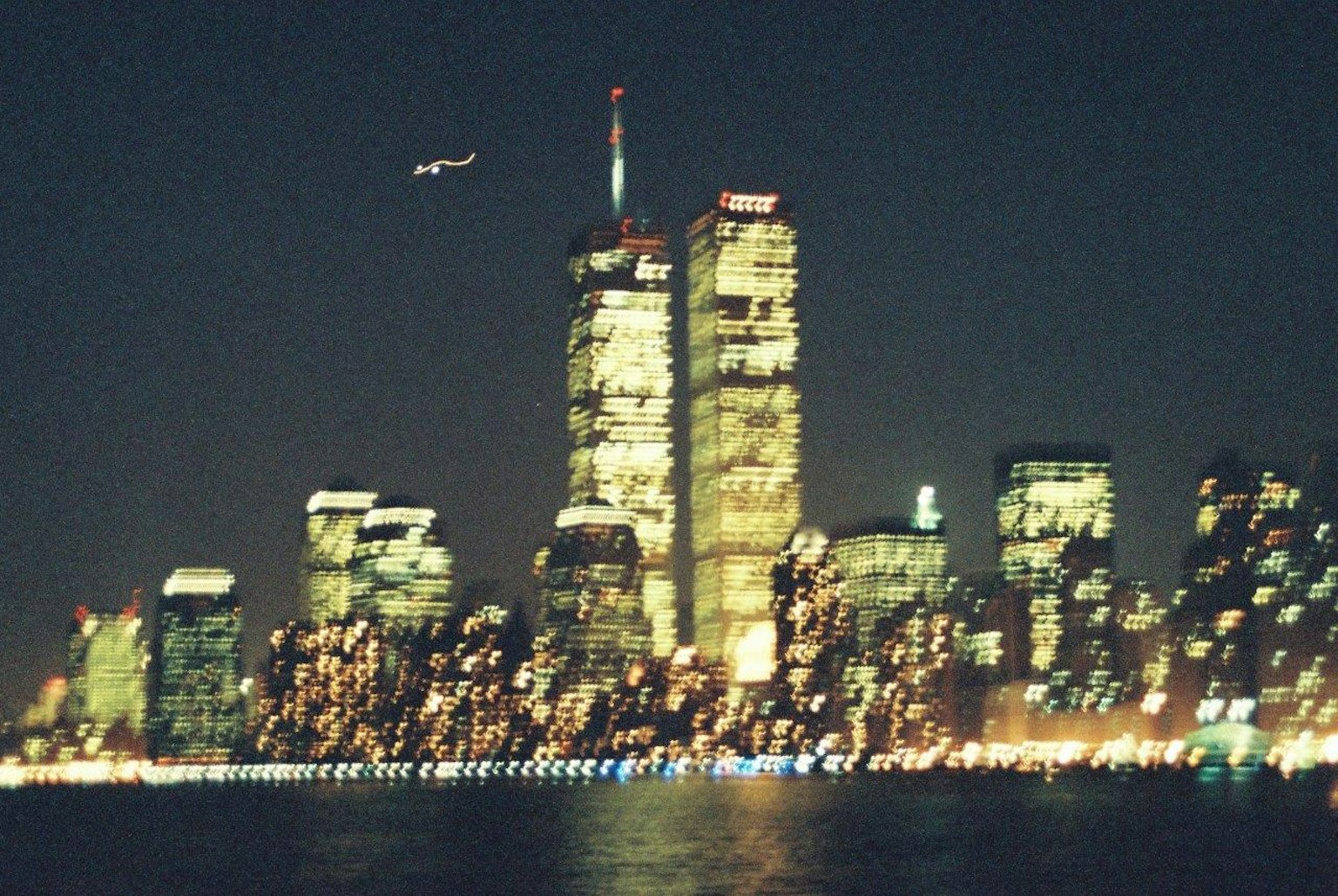 Skyline di New York di notte con le torri gemelle illuminate