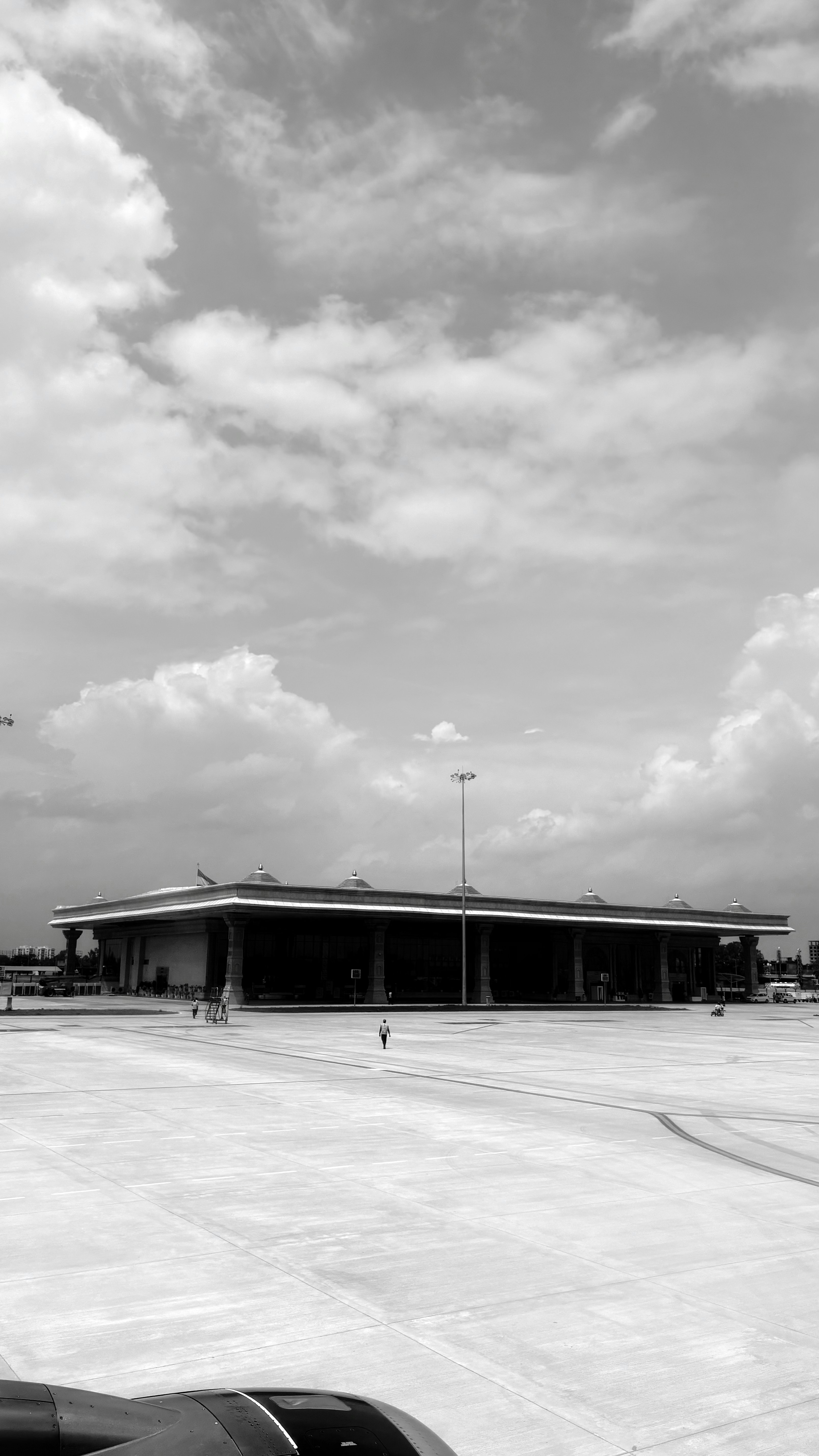 空港の建物が見える白黒の風景