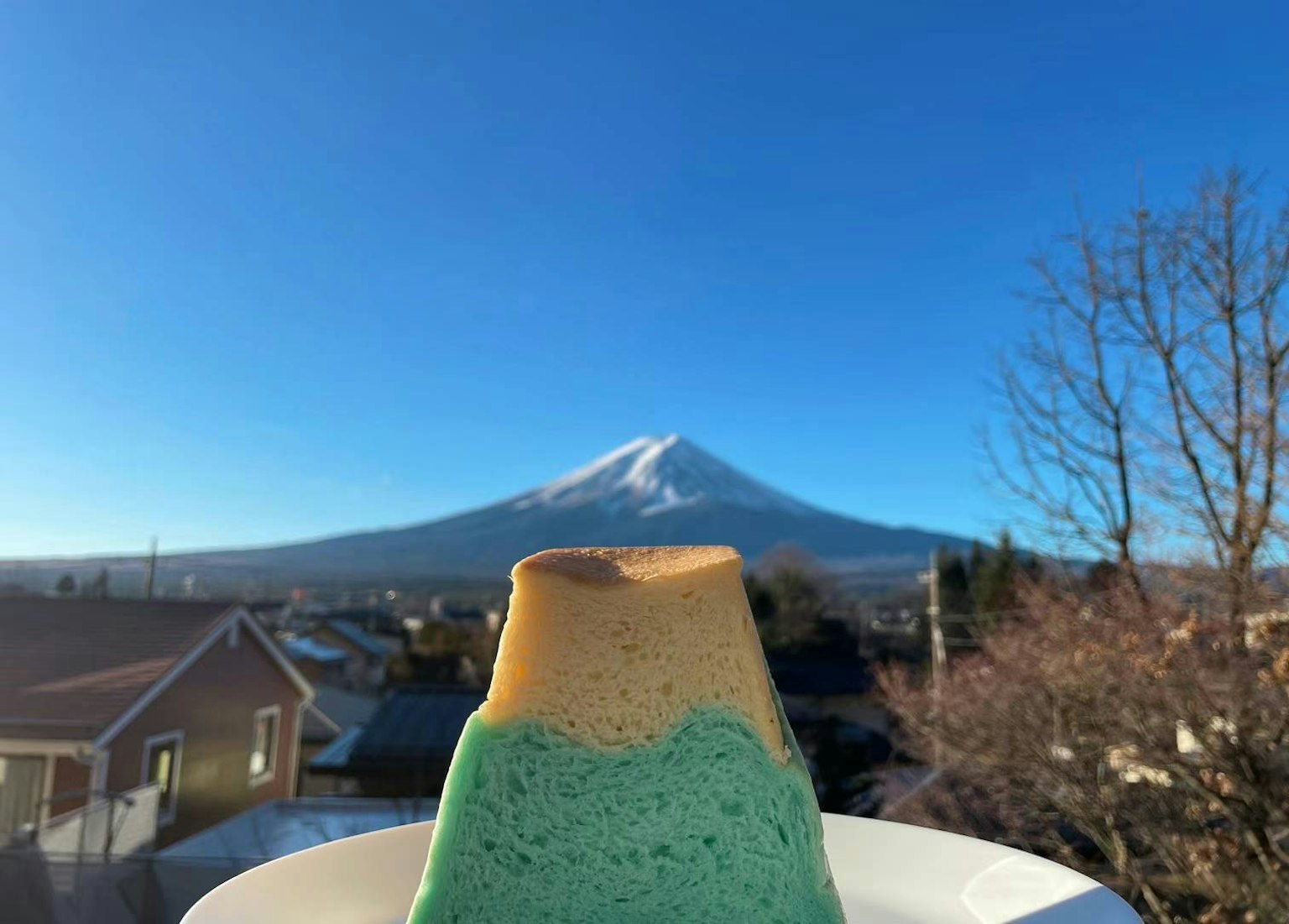 背景是富士山的彩色甜点