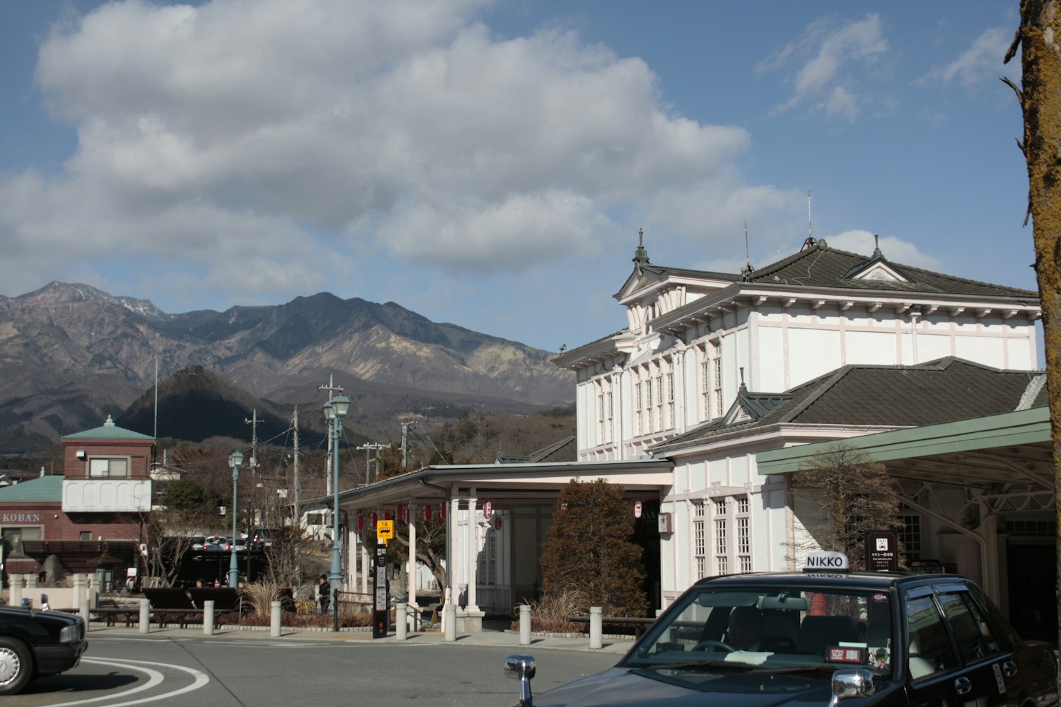 Vista panoramica di un vecchio edificio della stazione con montagne sullo sfondo
