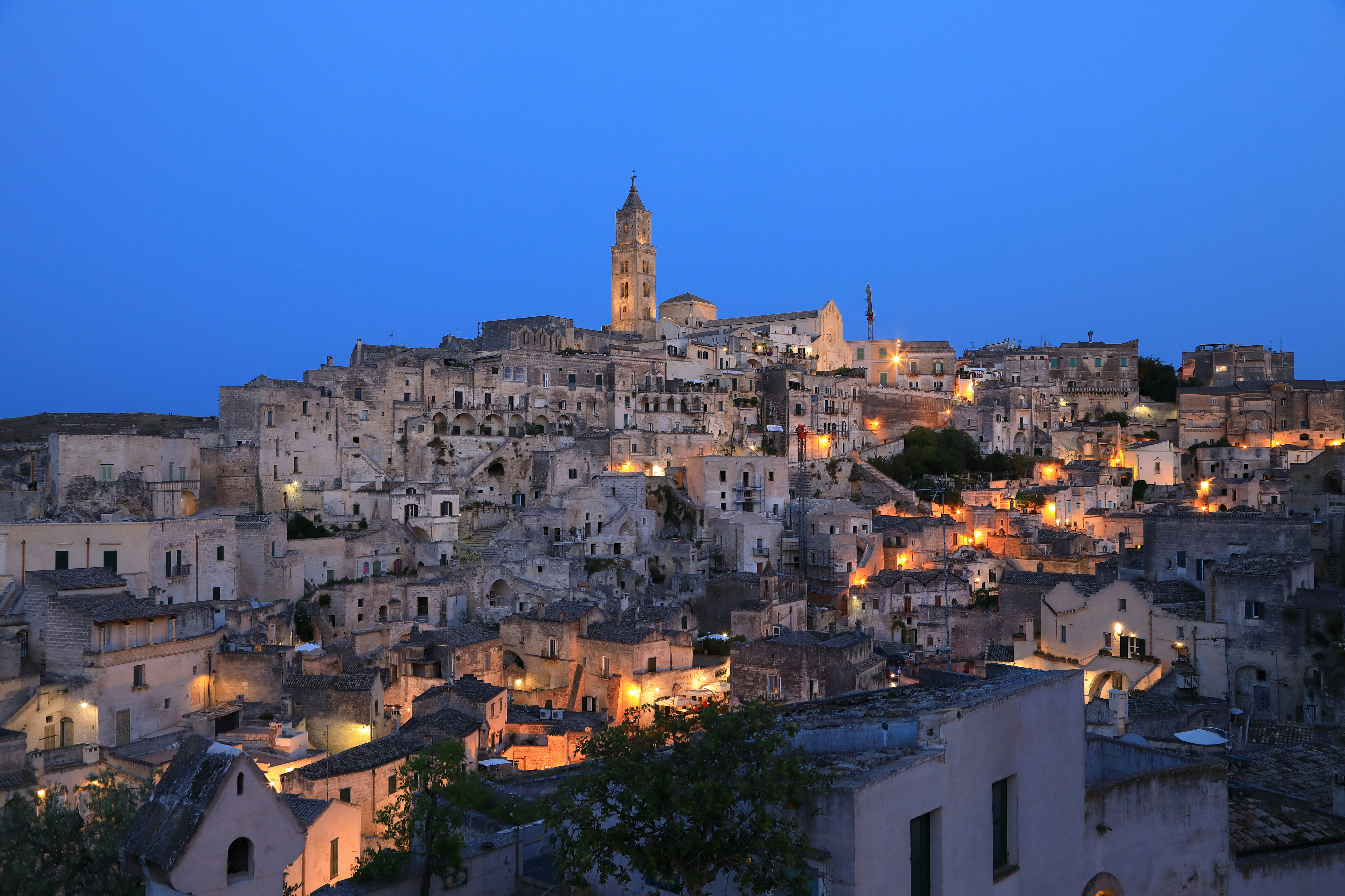 Vue nocturne des habitations troglodytes de Matera
