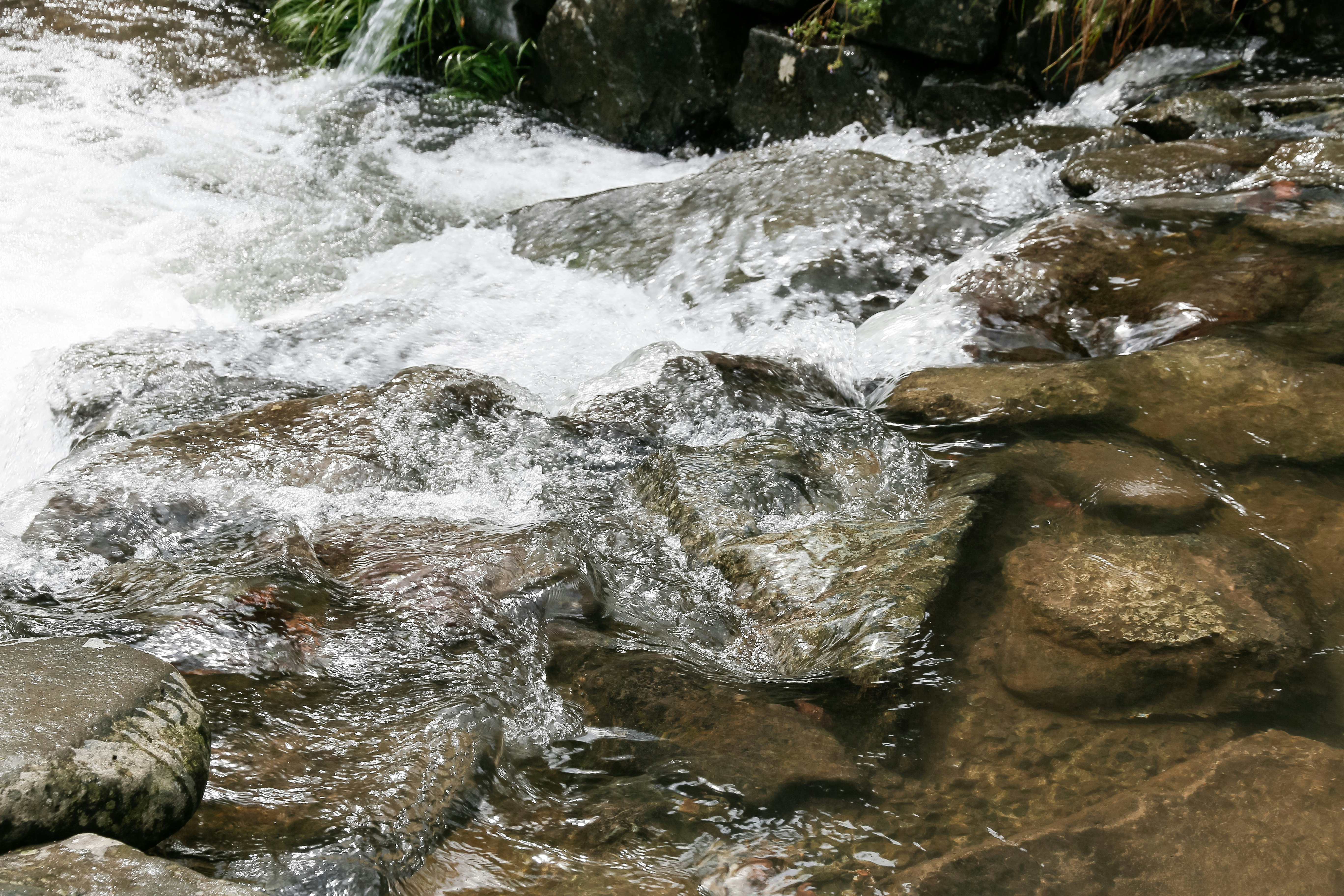 岩の間を流れる川の水しぶき