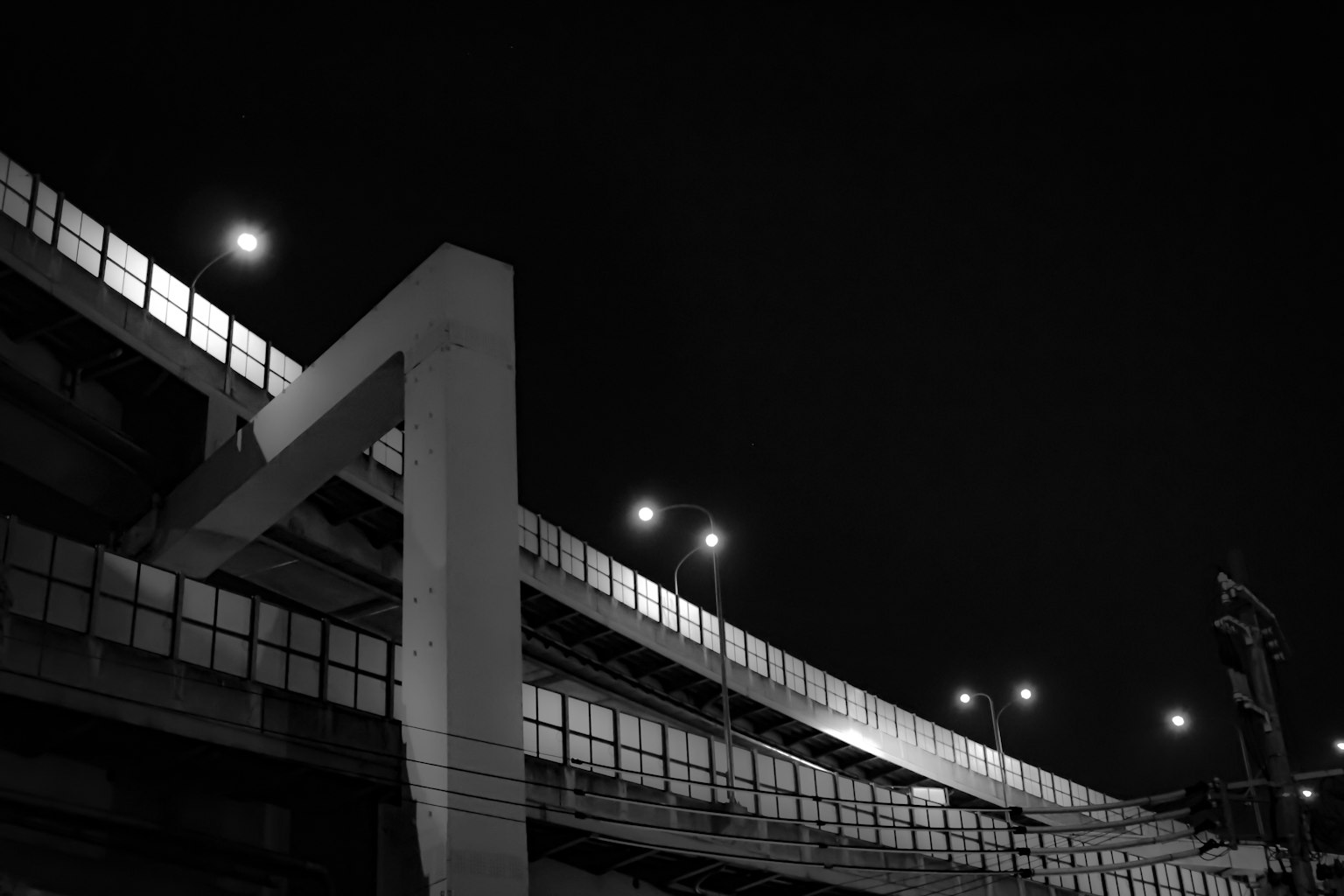 Vista notturna di una struttura autostradale elevata che si curva verso l'alto