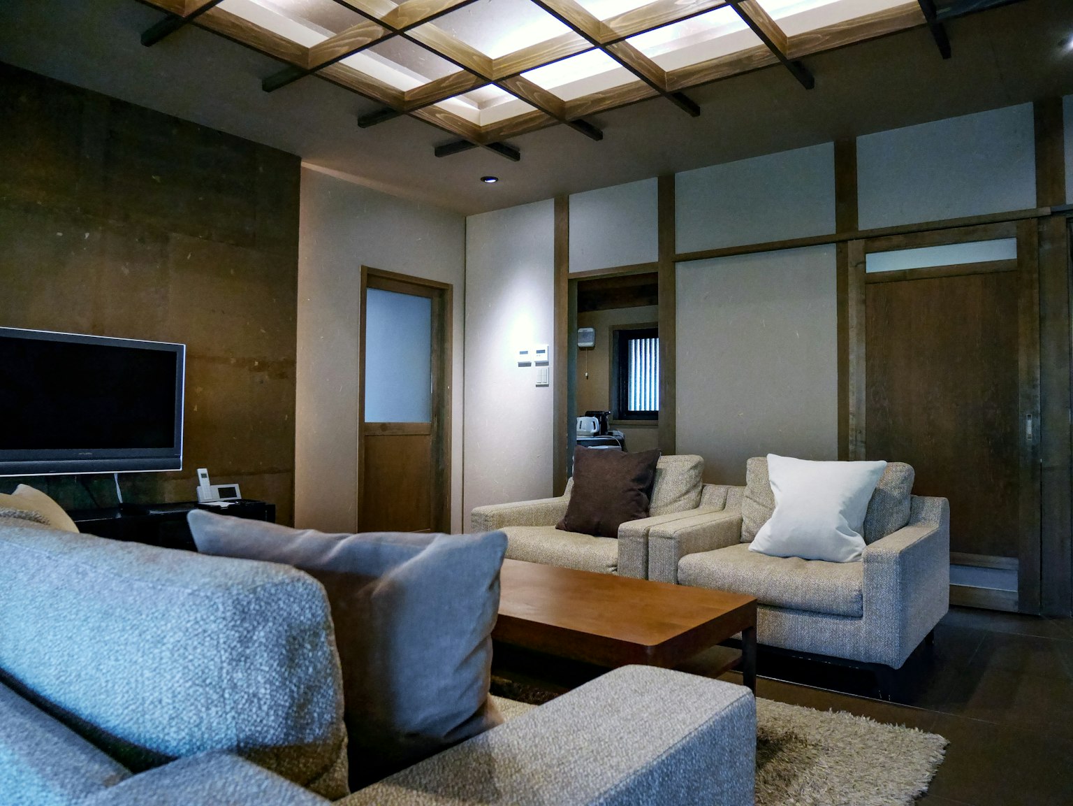 Diseño moderno de sala con sofás y mesa de café interior de colores claros