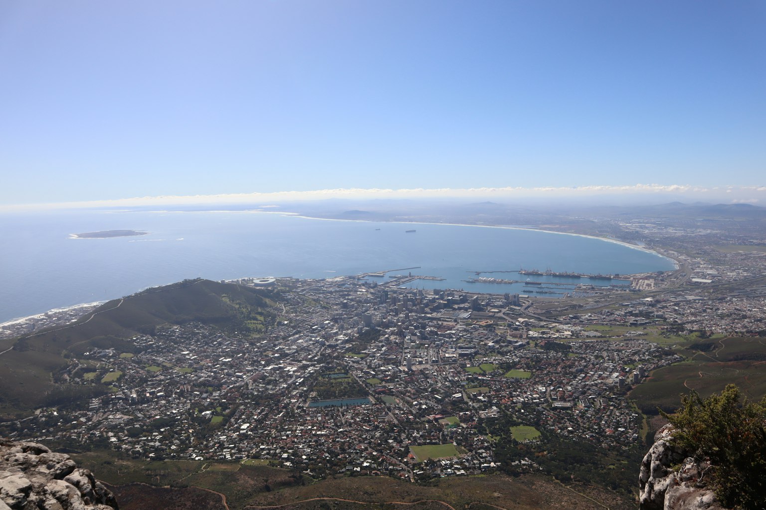 Ein Panoramablick auf die Küste und die Stadt vom Tafelberg